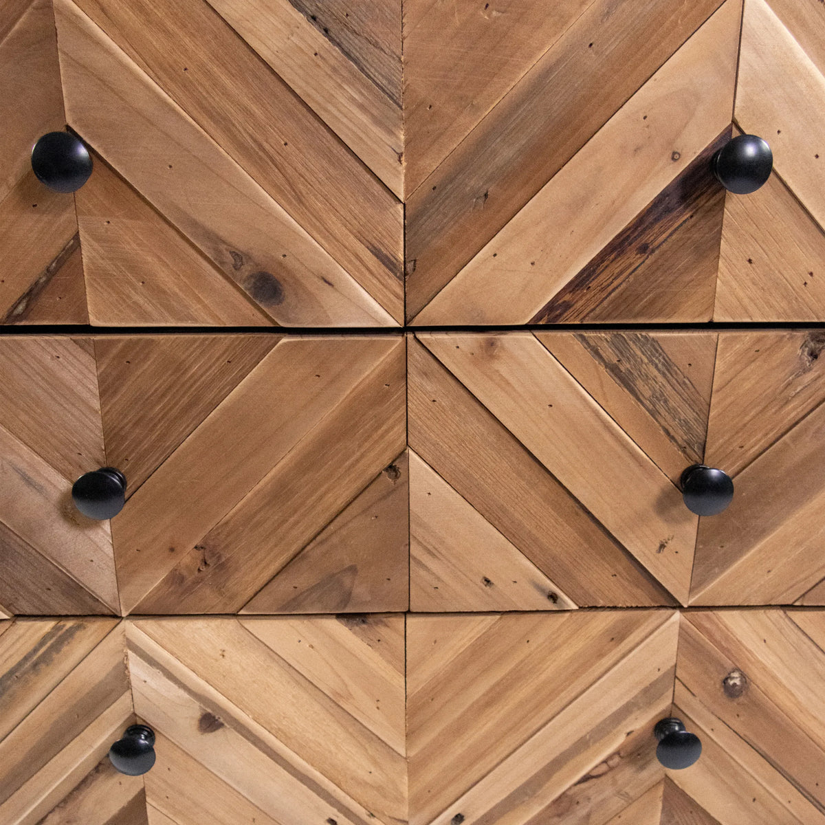 Frontales de madera con patrón de espiga y pomos negros del aparador SANTJAGO BLACK SUN L de hjh LIVING