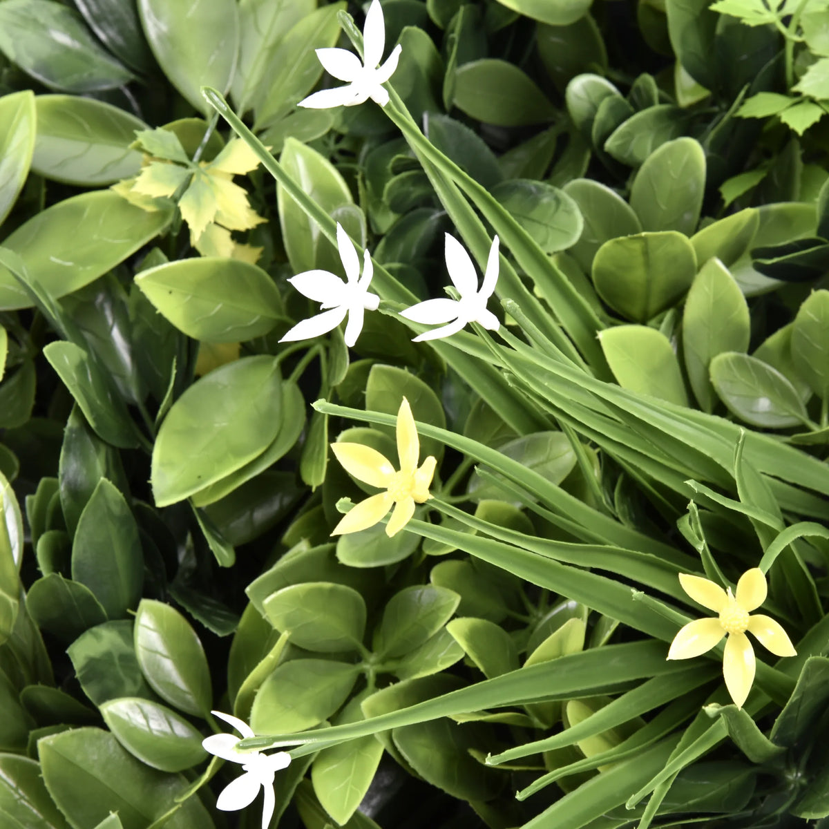 Hojas verdes con pequeñas flores blancas y amarillas de la Estera vegetal LEAFLUXE WALL 2 de hjh LIVING
