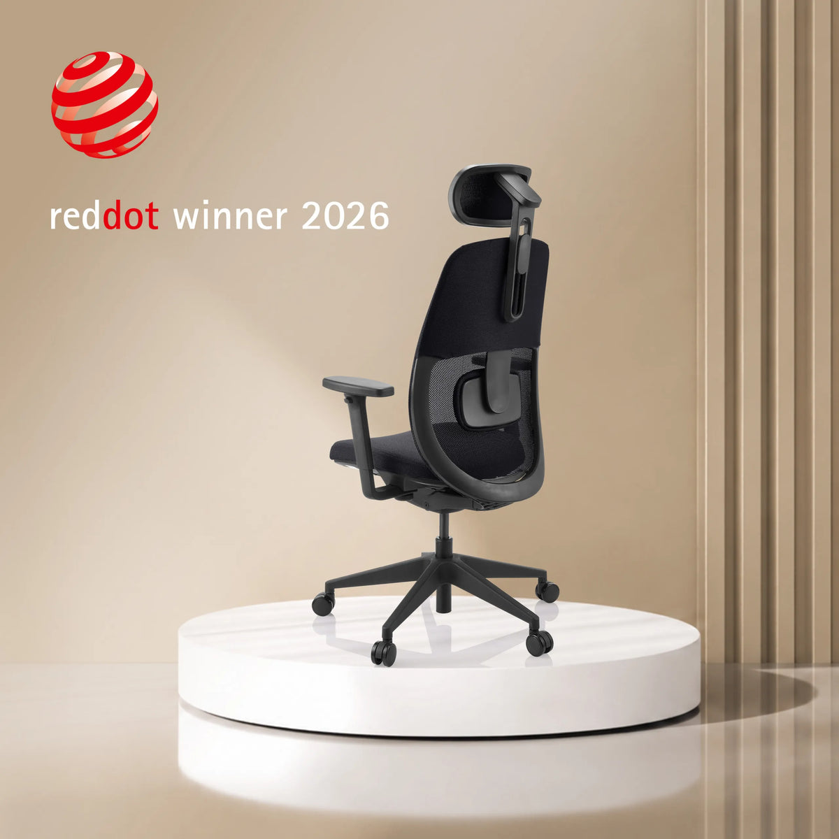 Silla de oficina profesional Skandis Pro negra con reposacabezas y reposabrazos sobre un podio blanco de hjh OFFICE