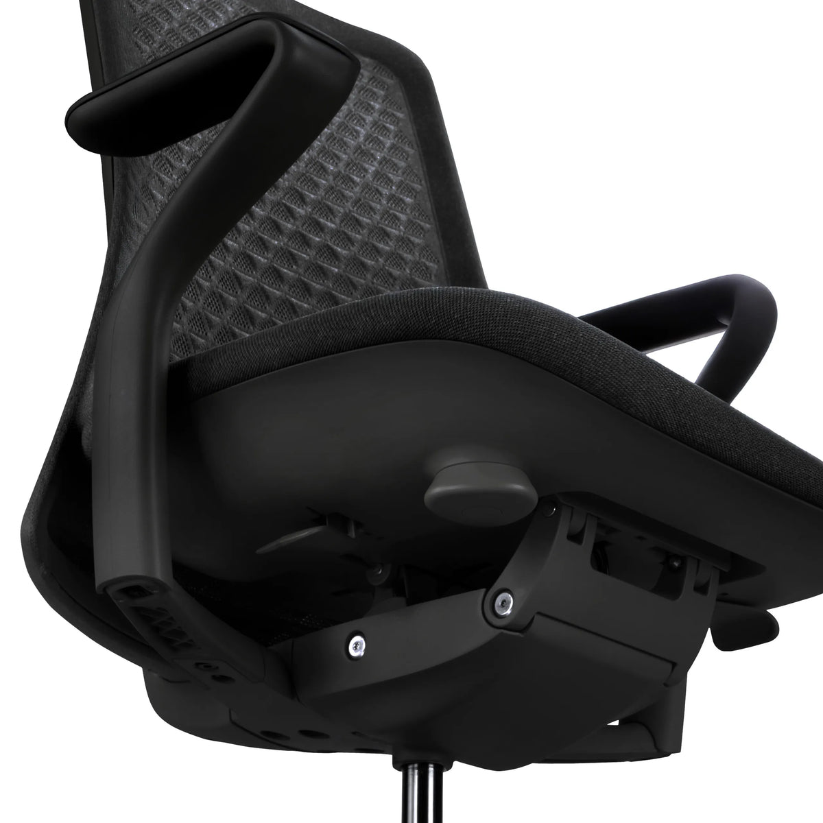 Vista inferior del asiento y el reposabrazos de la Silla alta gama VERVIO de hjh OFFICE