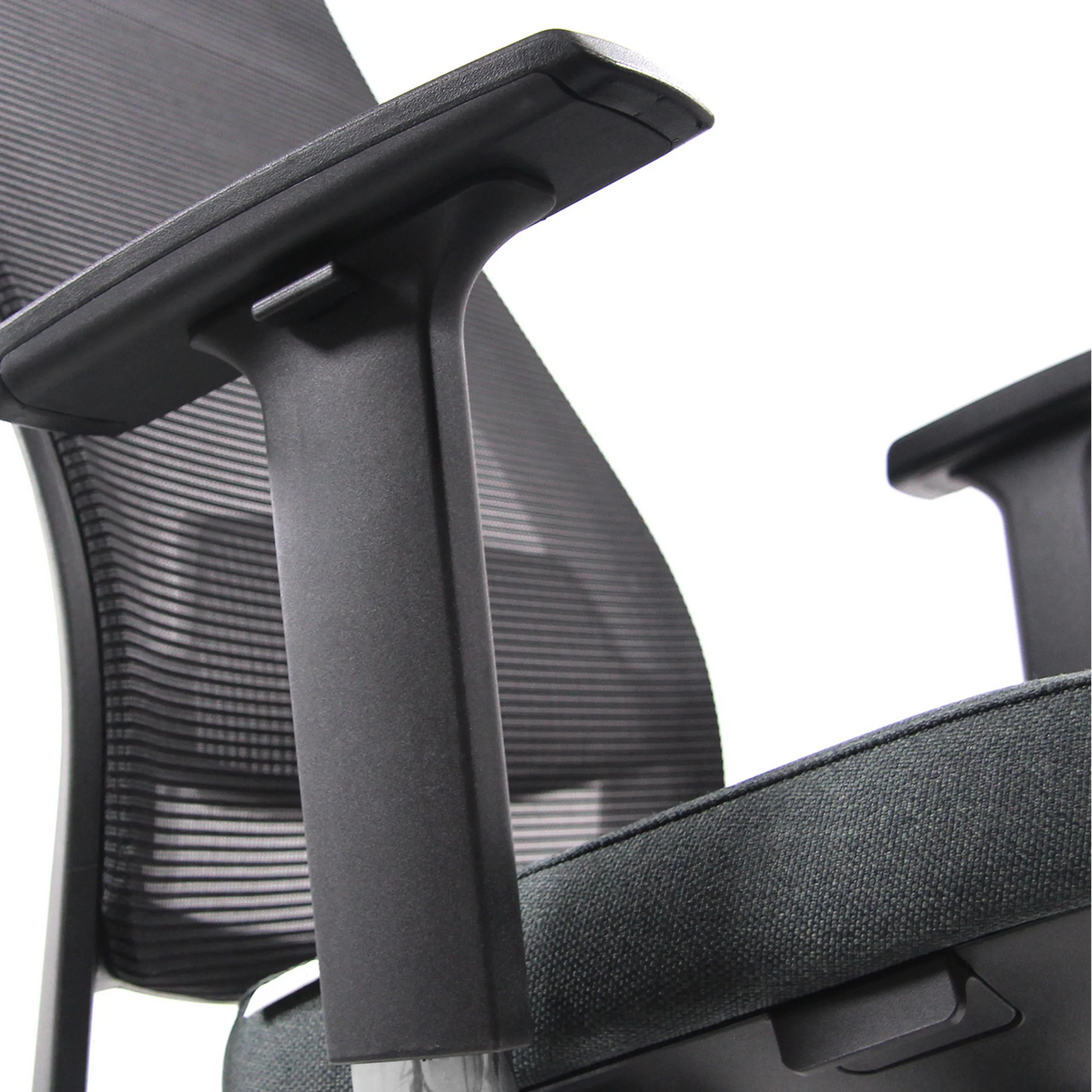 Reposabrazos negro de la silla de oficina profesional CHIARO T1 BLACK con respaldo de malla y asiento acolchado de hjh OFFICE