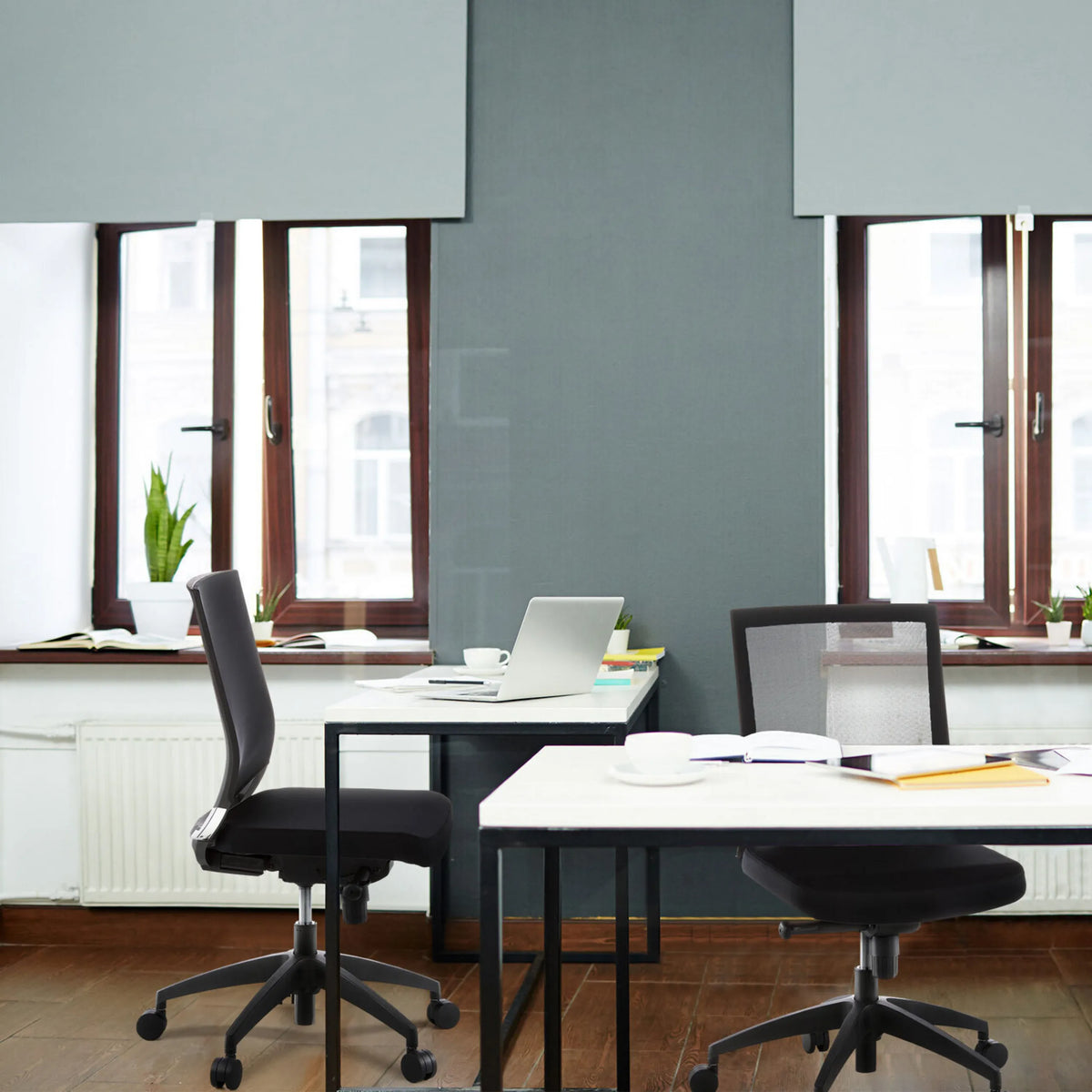 Dos sillas de oficina profesionales PORTO ECO negras en escritorios blancos en una oficina de hjh OFFICE