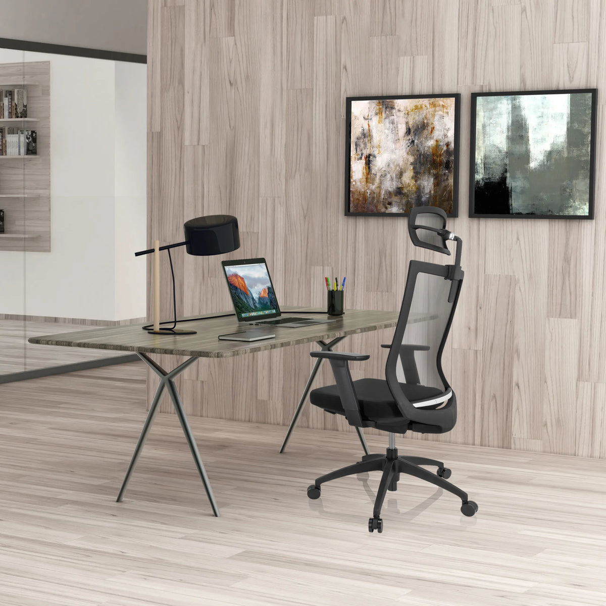 Silla de oficina profesional ASPEN PRO negra con respaldo de malla y reposacabezas en un escritorio de hjh OFFICE