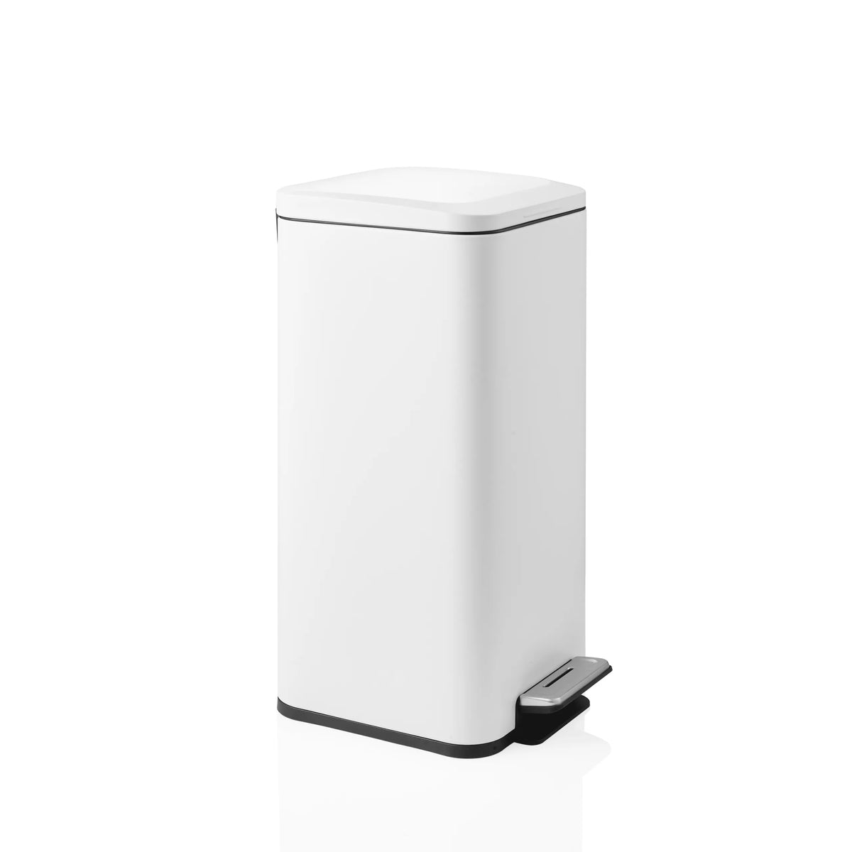 Papelera Clean Square blanca con pedal plateado de hjh OFFICE – vista de 360° (vista frontal en diagonal 60°)