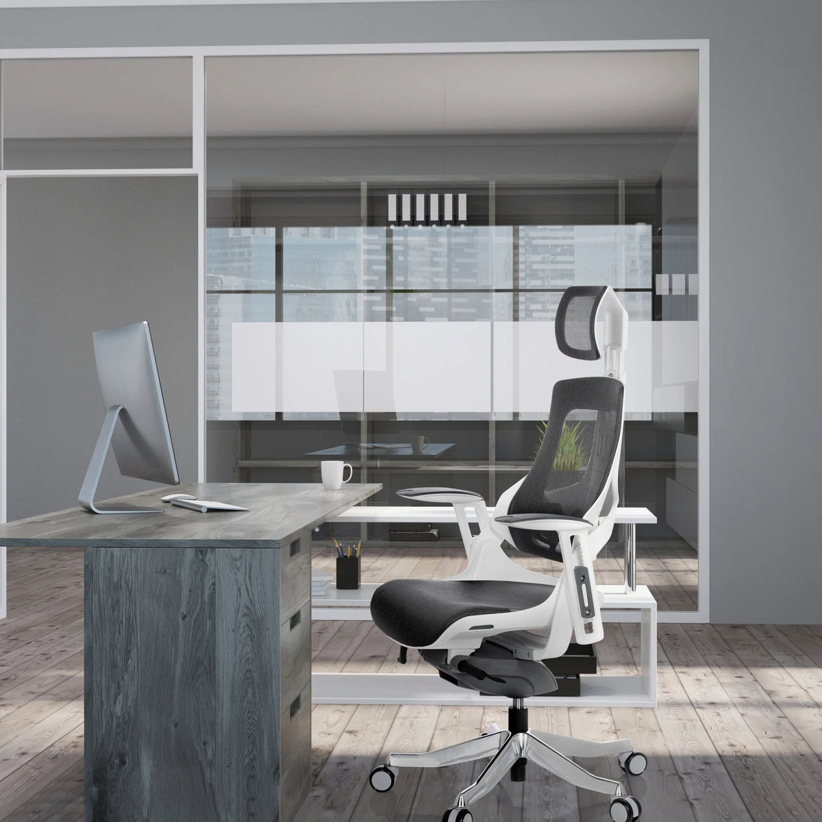Silla de oficina profesional SPEKTRE gris con reposacabezas y reposabrazos en un escritorio en una oficina de hjh OFFICE