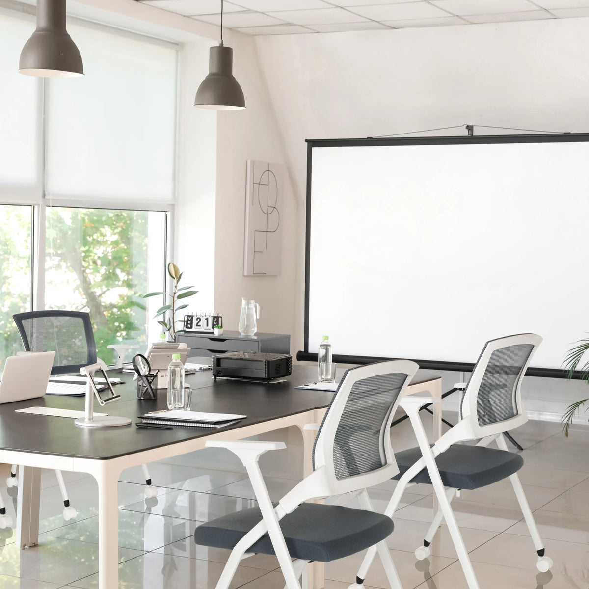 silla plegable gris PRIORITY II W con estructura blanca y respaldo de malla de hjh OFFICE