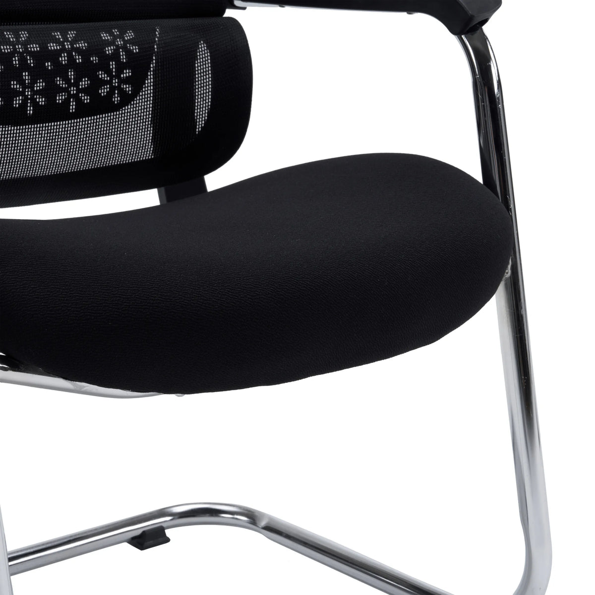 Asiento negro y estructura cromada de la silla de viga voladiza Ergomy Meet de hjh OFFICE