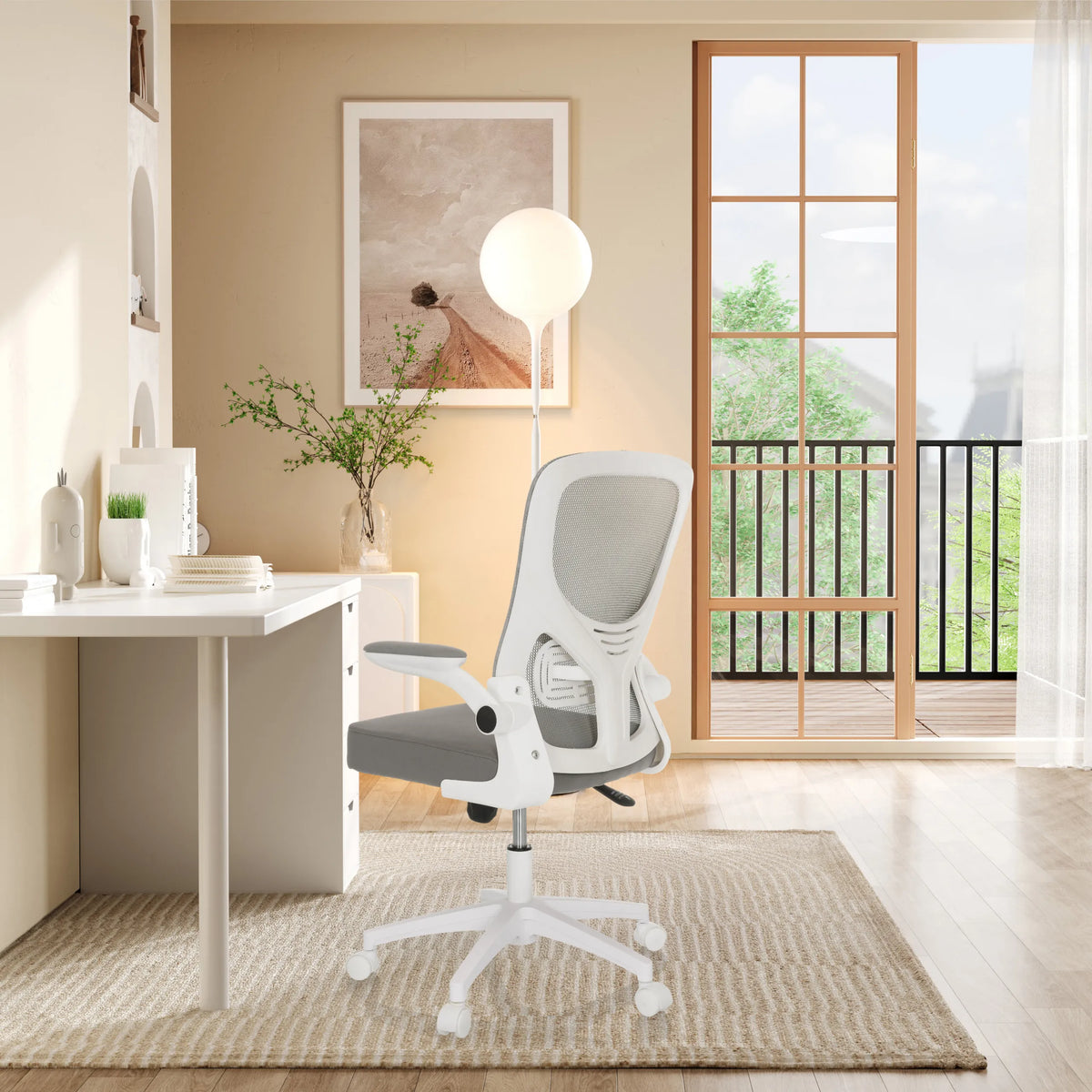 Silla Home Office BELIO W gris con respaldo de malla y reposabrazos blancos en una habitación luminosa de hjh OFFICE