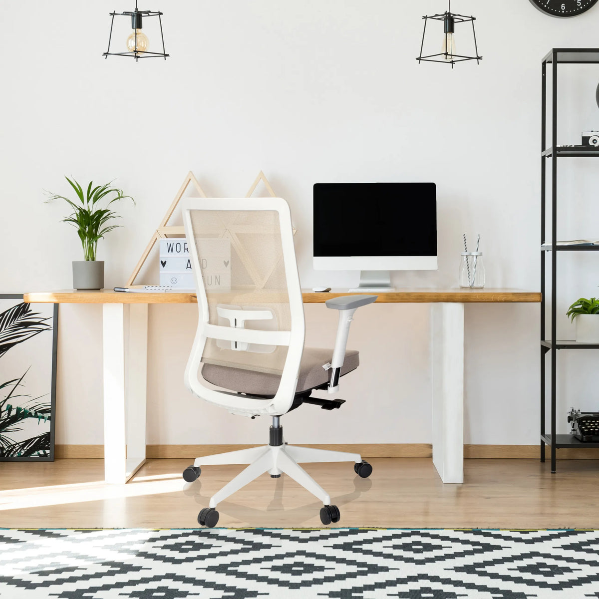 Silla de oficina profesional PURE WHITE en color beige con respaldo de malla y reposabrazos blancos de hjh OFFICE
