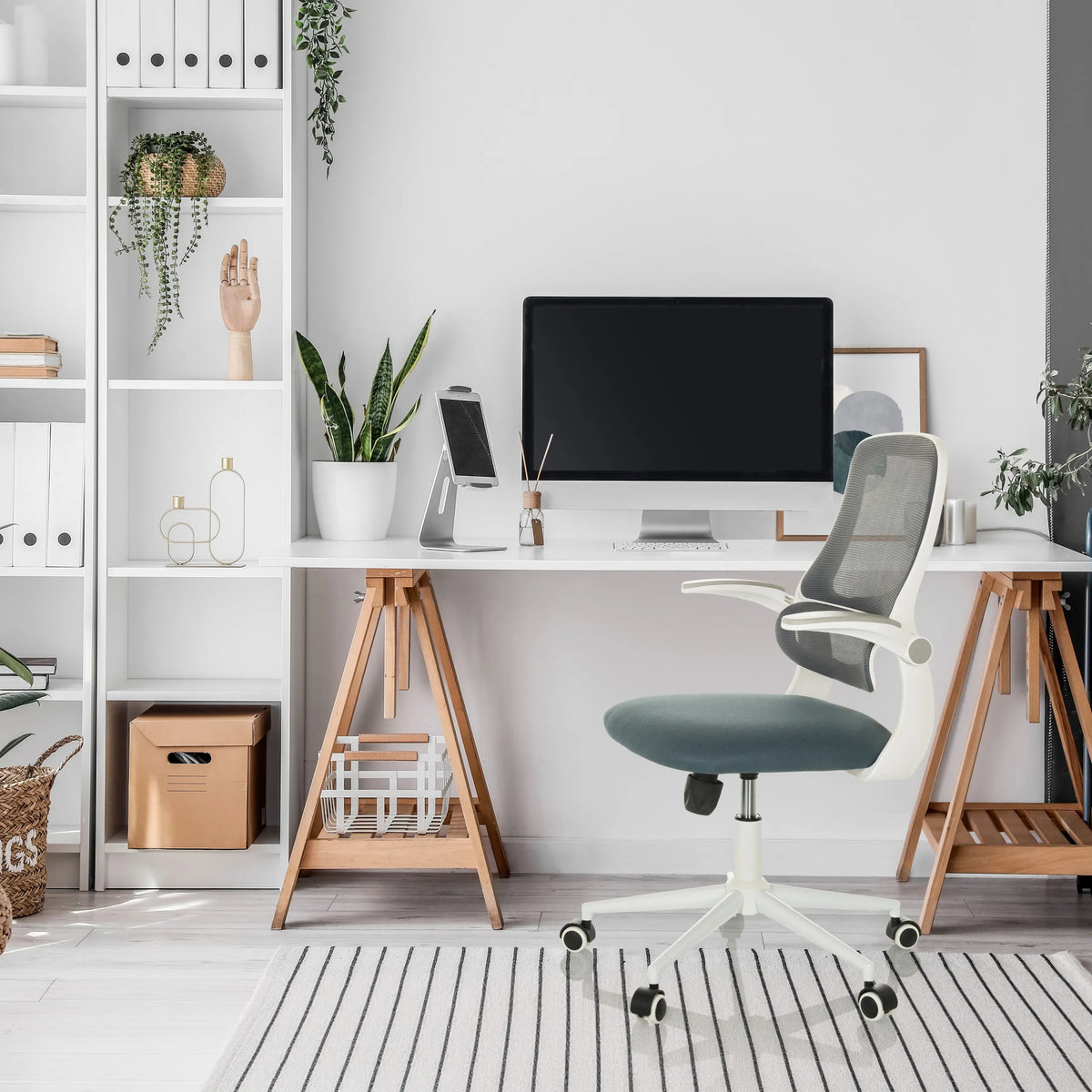 Silla Home Office MIKO W ECO gris con respaldo de malla y reposabrazos blancos de hjh OFFICE