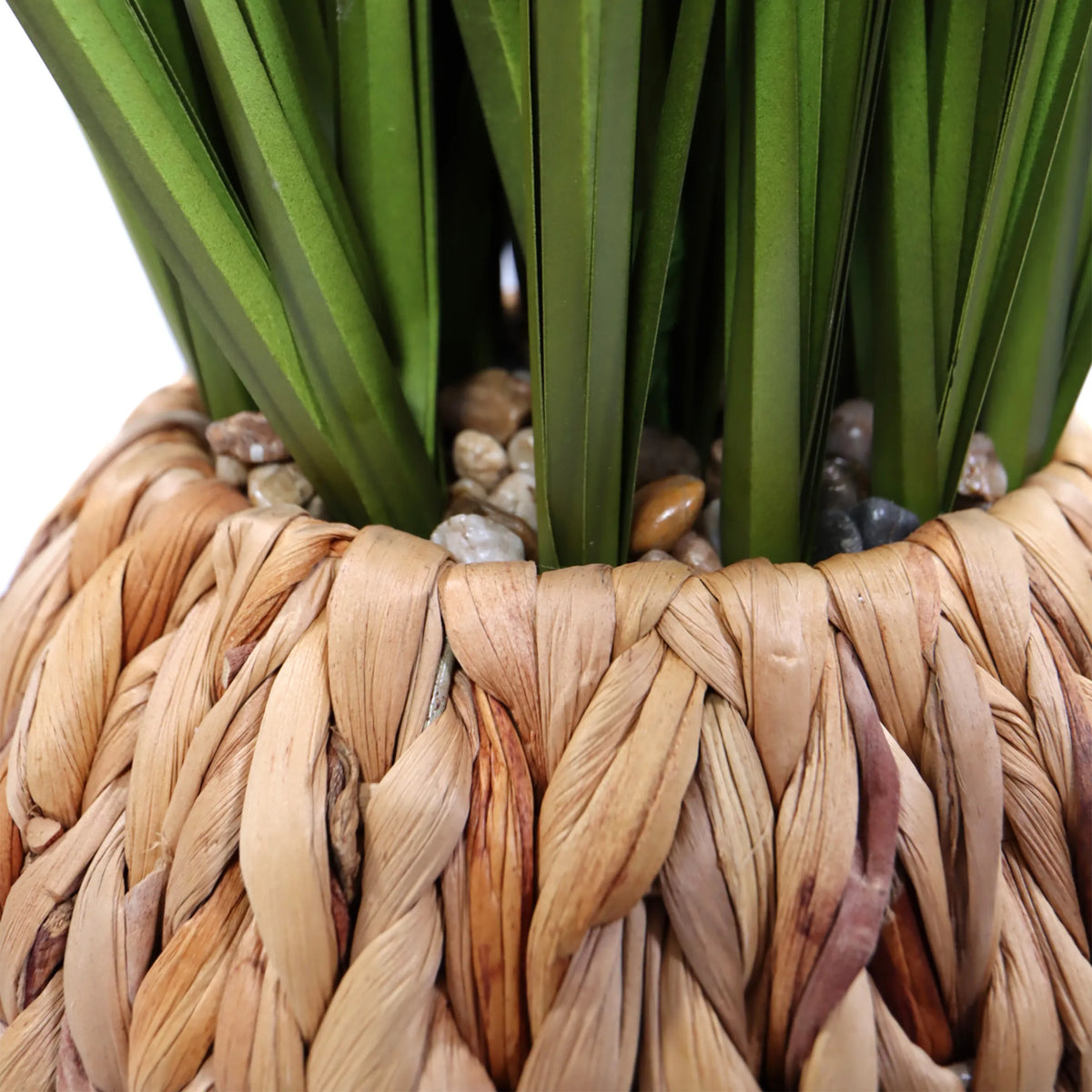 Maceta tejida con piedras pequeñas y hojas verdes de la Planta artificial CORTADERIA de hjh OFFICE