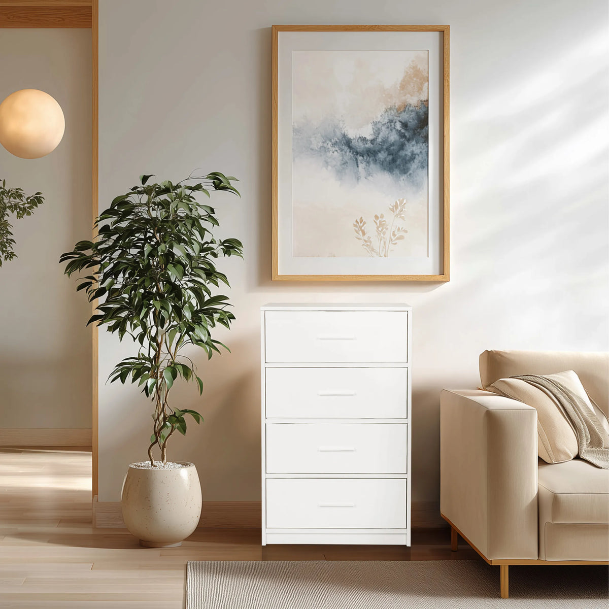 Cómoda blanca ESTORIA con cuatro cajones en un salón luminoso de hjh LIVING