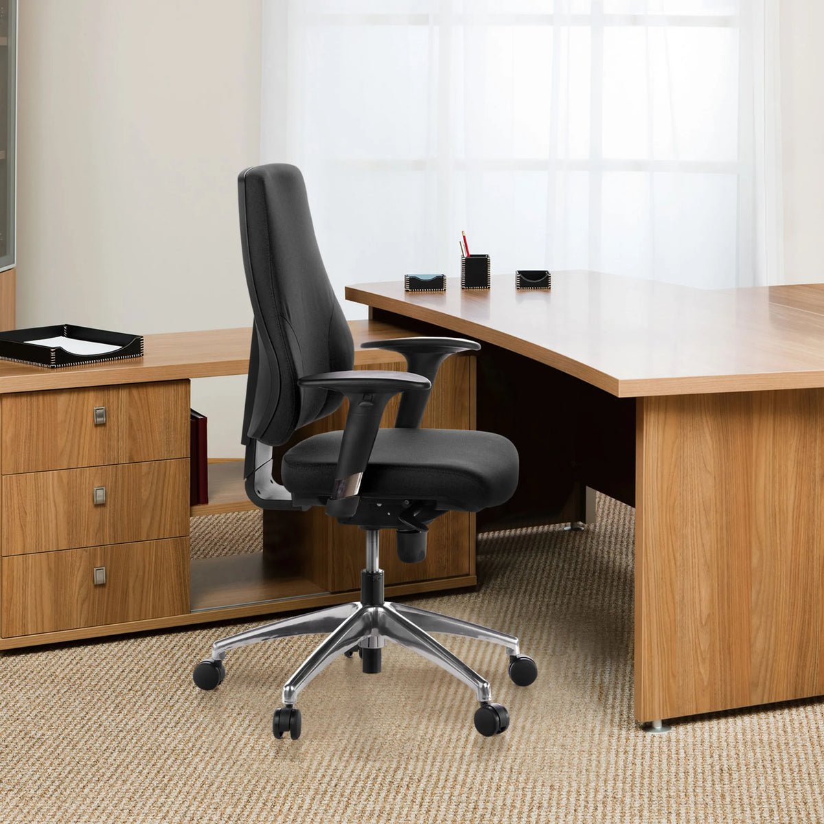 Silla de oficina profesional PRO-TEC 200 en color negro con reposabrazos y cinco ruedas sobre una base en estrella de hjh OFFICE