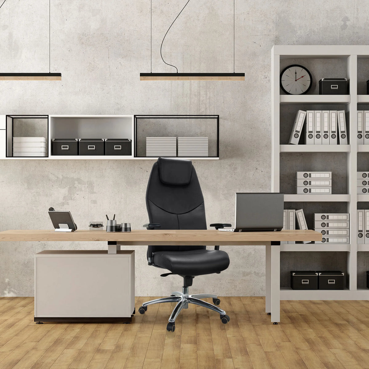 Sillón de oficina profesional FERRARA en negro con reposacabezas y reposabrazos en un escritorio en la oficina de hjh OFFICE