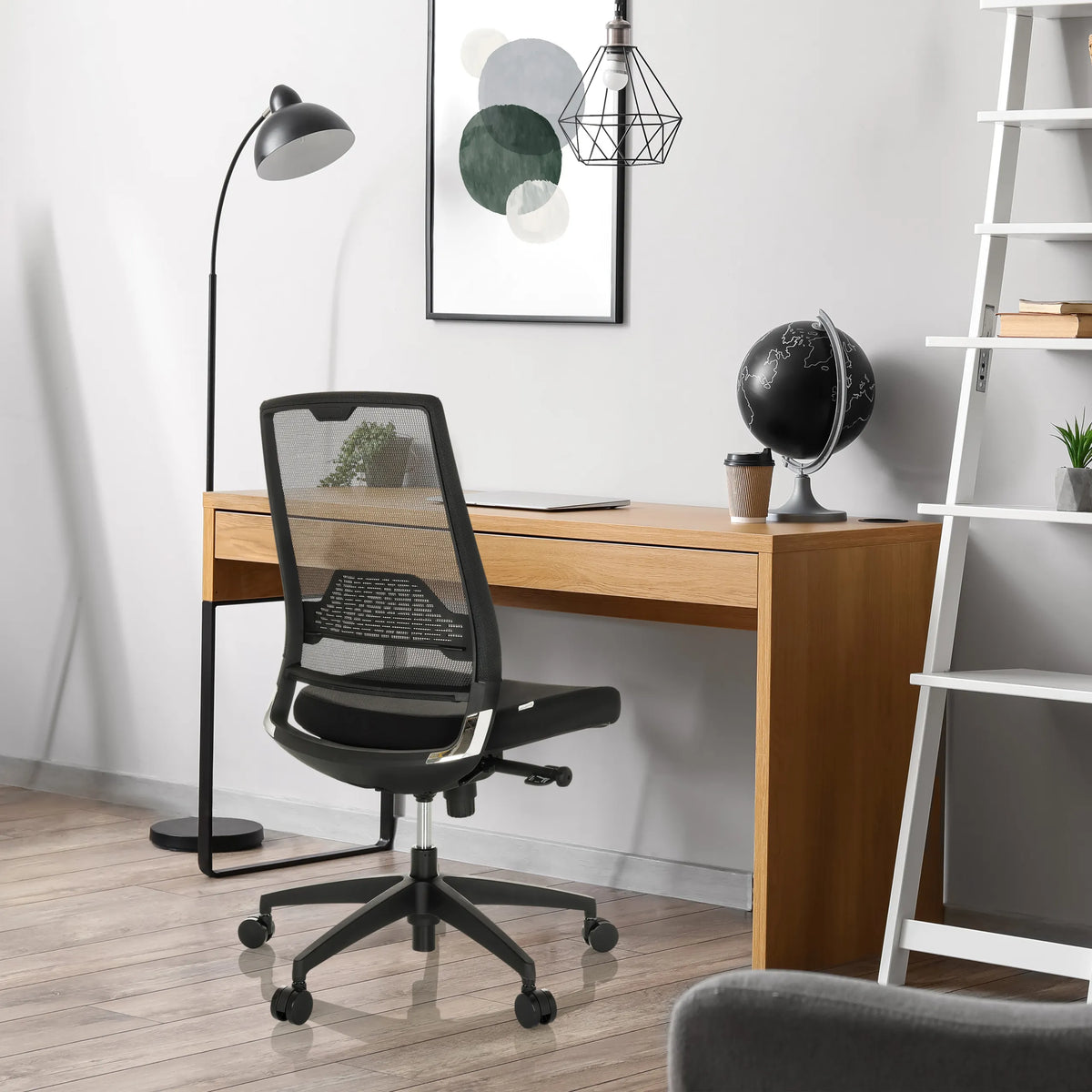 Silla de oficina profesional PORTO ECO I negra con respaldo de malla en un escritorio de madera de hjh OFFICE