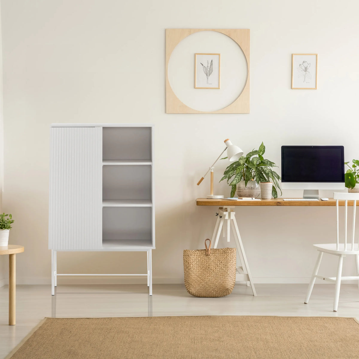 Estante gris SIO con una puerta cerrada y dos estantes abiertos de hjh LIVING