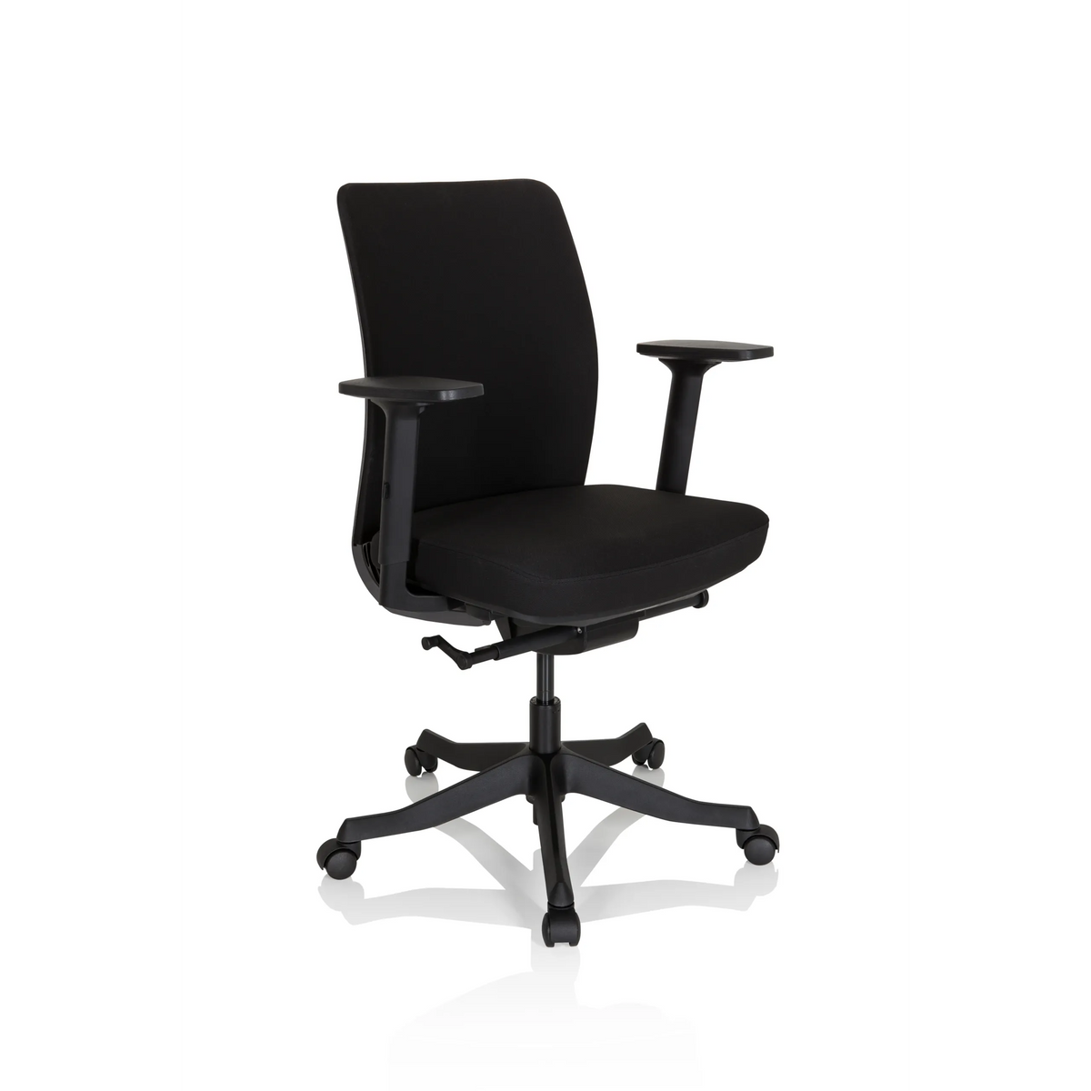 Silla de oficina profesional SENATOR negra con reposabrazos y una base de cinco ruedas de hjh OFFICE – vista de 360° (vista frontal en diagonal 40°)