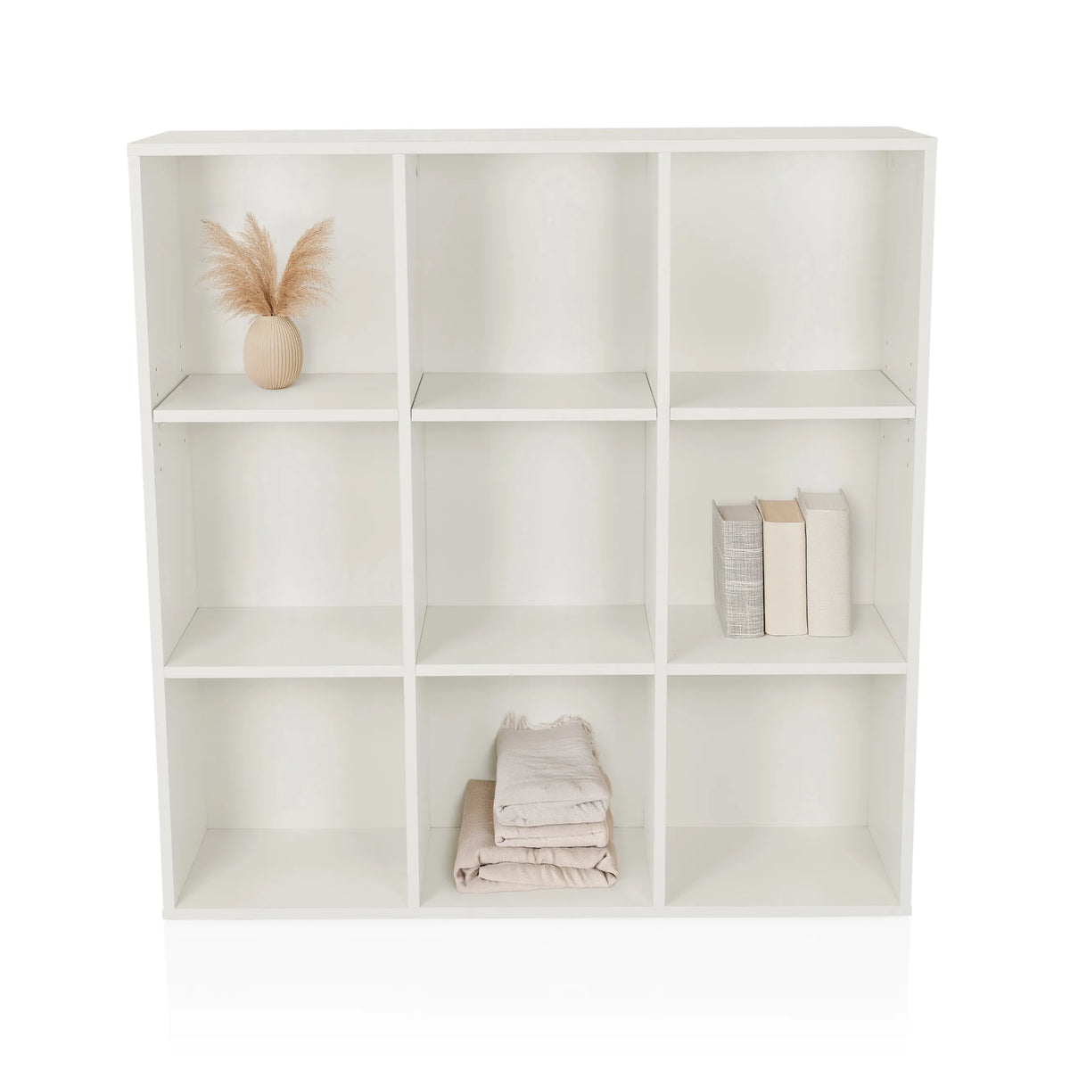 Estante blanco BJORKE con nueve compartimentos cuadrados y objetos decorativos de hjh LIVING