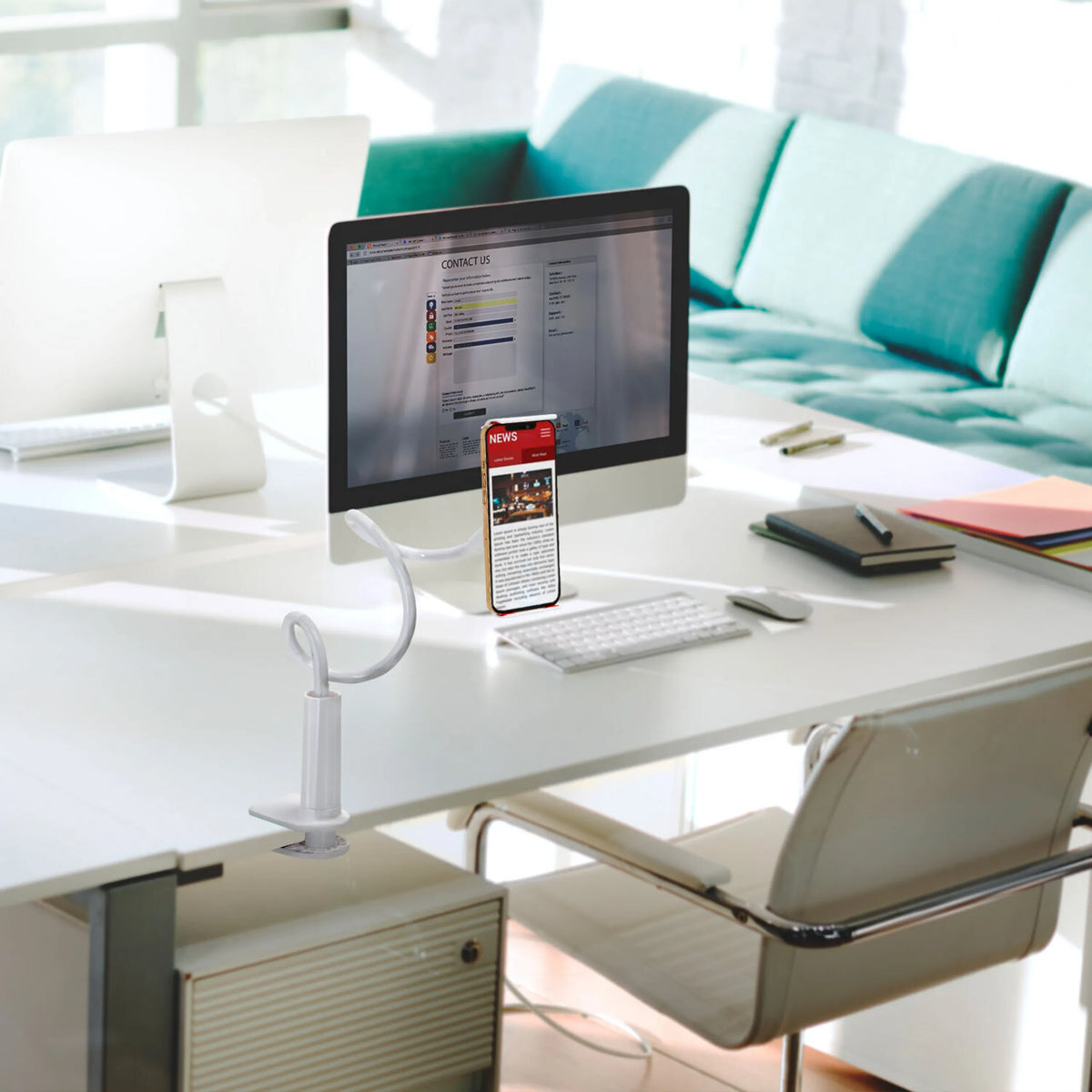 Soporte para teléfono móvil y tableta FLEXMOBI I blanco en un escritorio con un smartphone de hjh OFFICE