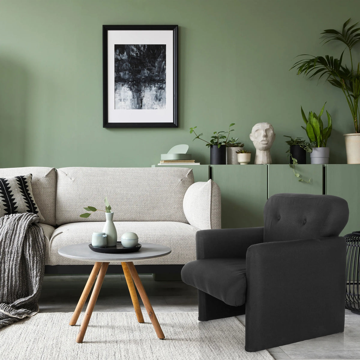 Sillón de diseño CARIPITO negro con tapizado de tela en un ambiente de salón de hjh LIVING