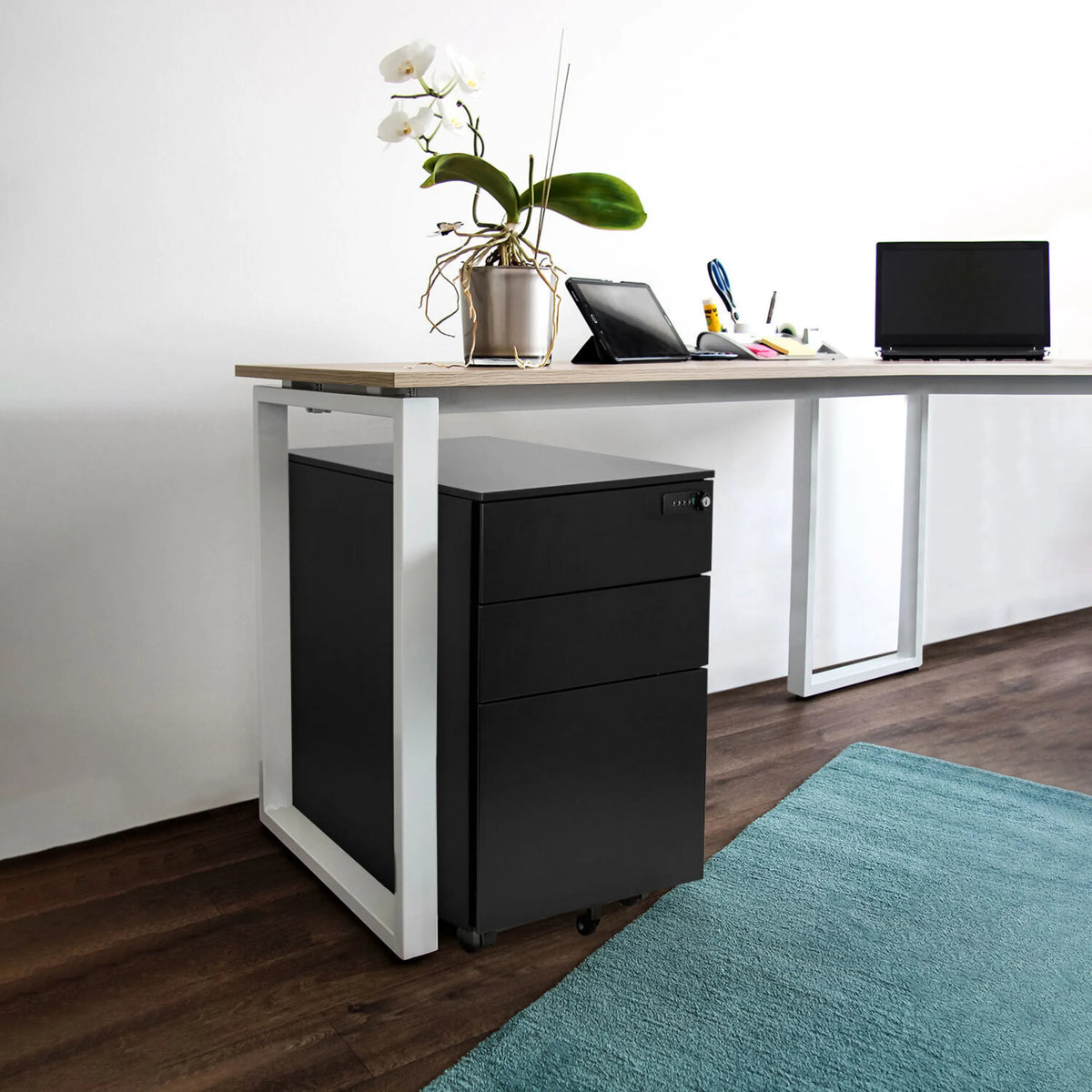 Archivador rodante de metal negro COLOR OS I debajo de un escritorio con tablero de madera clara de hjh OFFICE