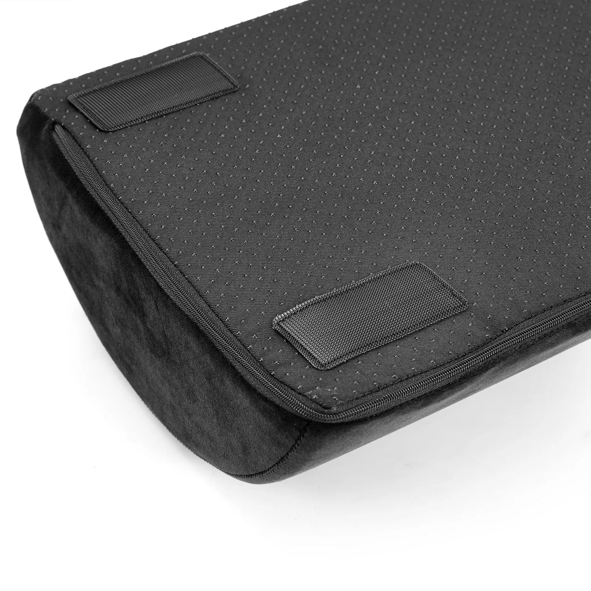 Detalle de la superficie textil negra con cierres de velcro del Reposapiés Podi Velvet 1 de hjh OFFICE