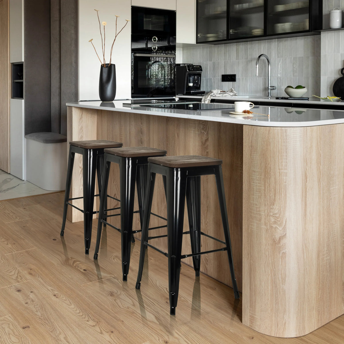 Tres taburetes de bar VANTAGGIO HIGH WS negros con asientos oscuros en una isla de cocina de hjh OFFICE
