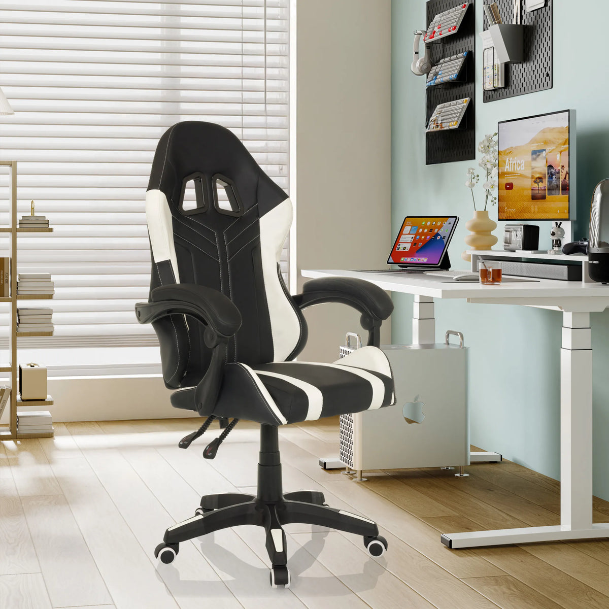 Silla gaming GAMEBREAKER W02 en negro y blanco con reposabrazos y ruedas en una oficina en casa moderna de MyBuero