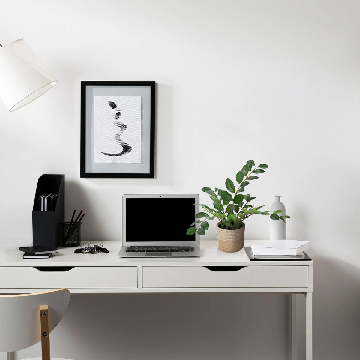 Planta artificial verde ZAMIE en una maceta tejida sobre un escritorio blanco de hjh OFFICE