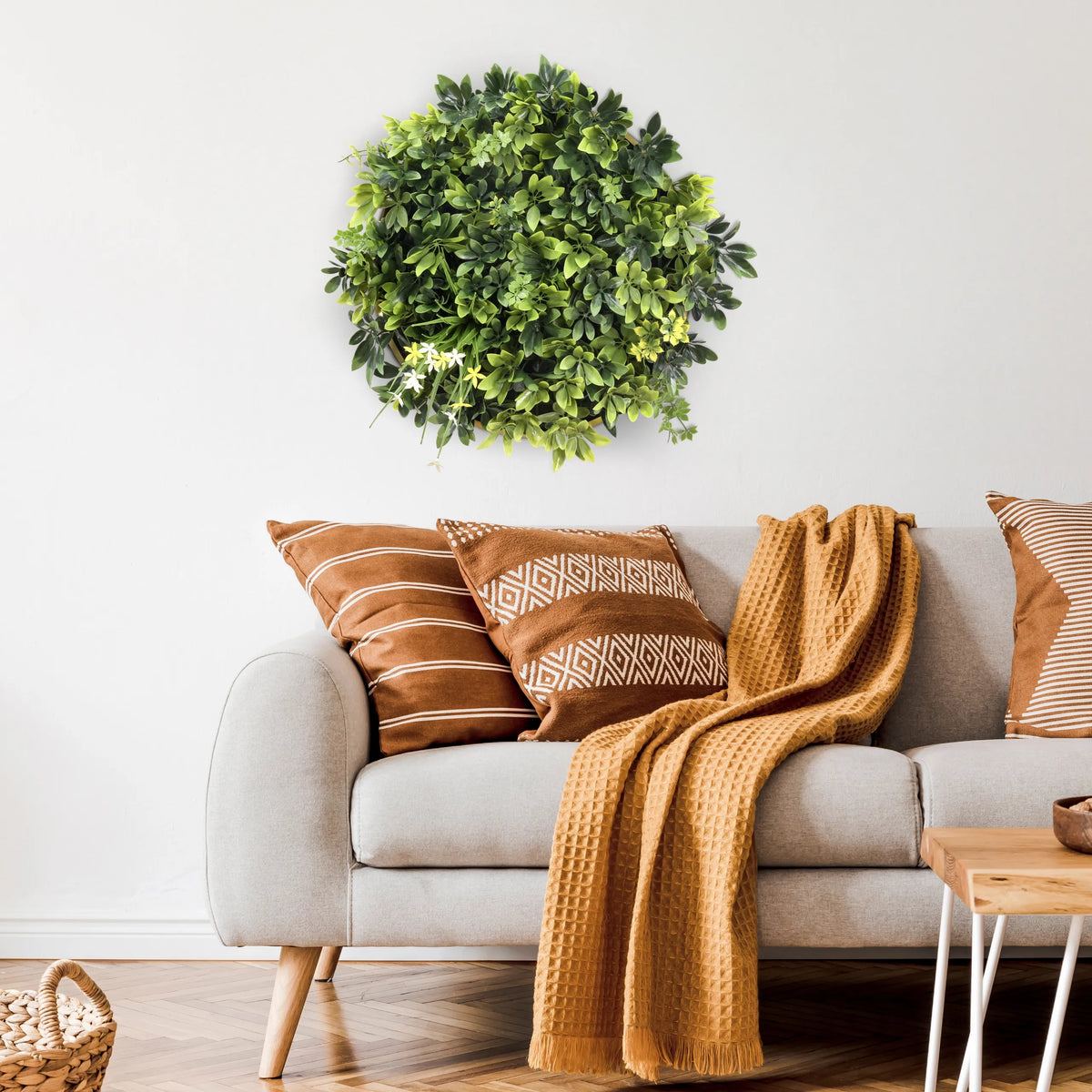 Estera vegetal verde LEAFLUXE WALL 2 como decoración de pared circular sobre un sofá de hjh LIVING