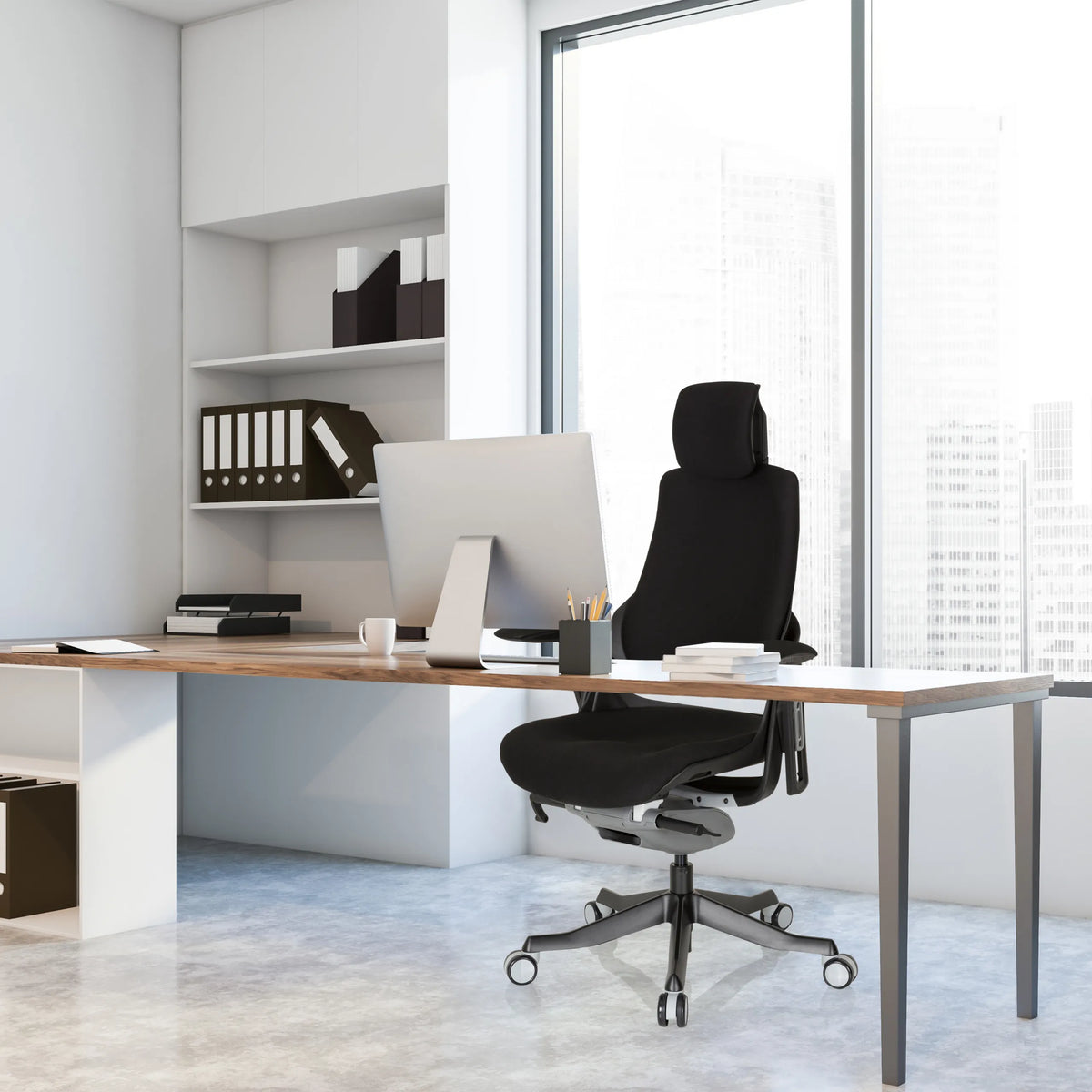 Silla de oficina profesional SPEKTRE BLACK negra con reposacabezas y tapizado de tela en un escritorio de hjh OFFICE