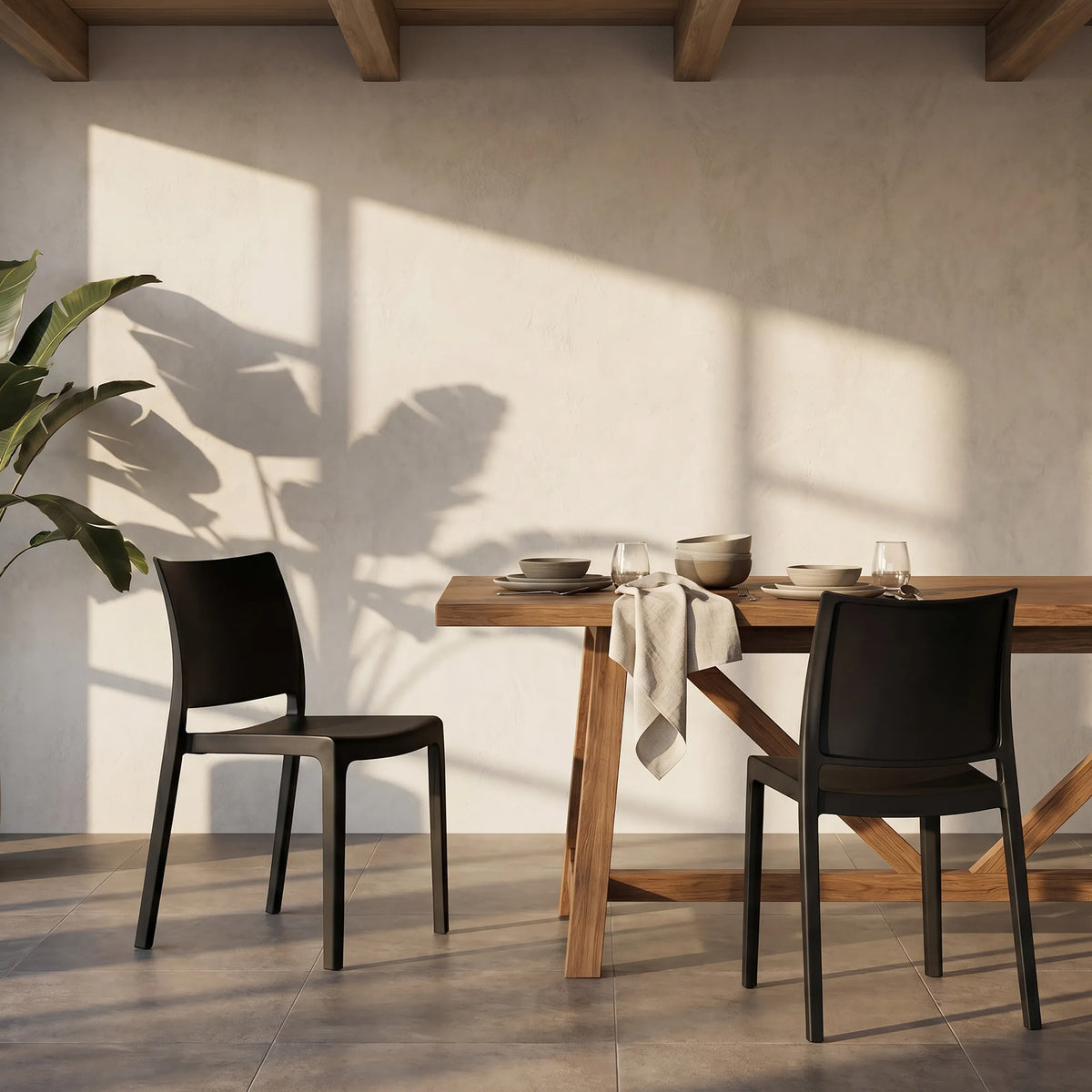 Dos sillas de exterior negras T37 V 4 en una mesa de madera en una habitación luminosa de hjh LIVING