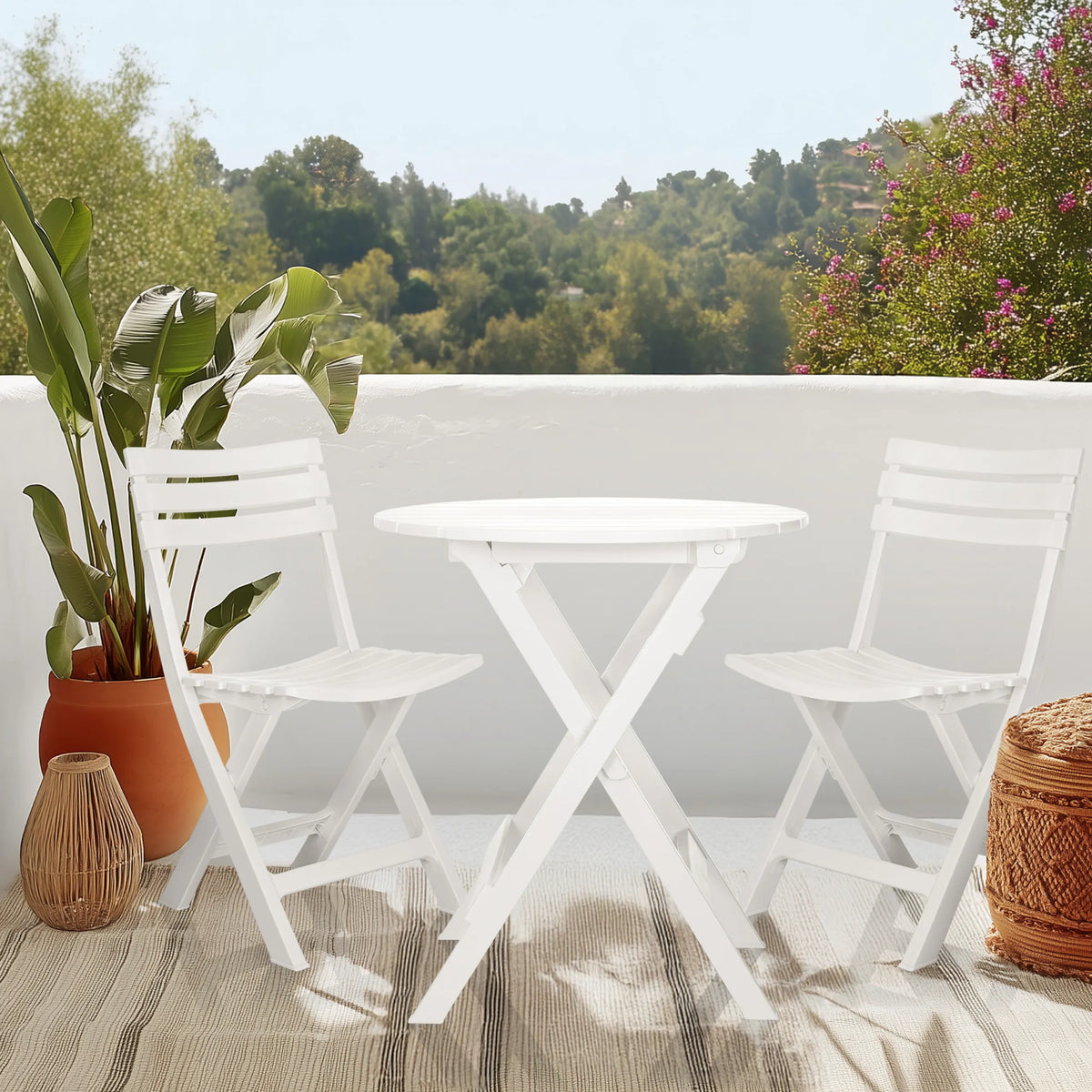Mesa plegable blanca TRAVANO T con dos sillas plegables a juego en una terraza de hjh LIVING