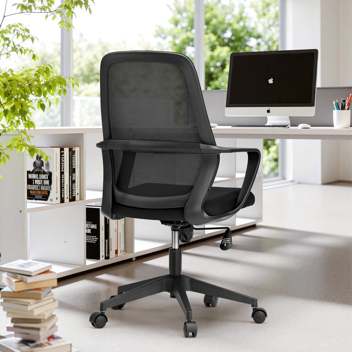 Silla Home Office Explorer negra con respaldo de malla y reposabrazos de MyBuero