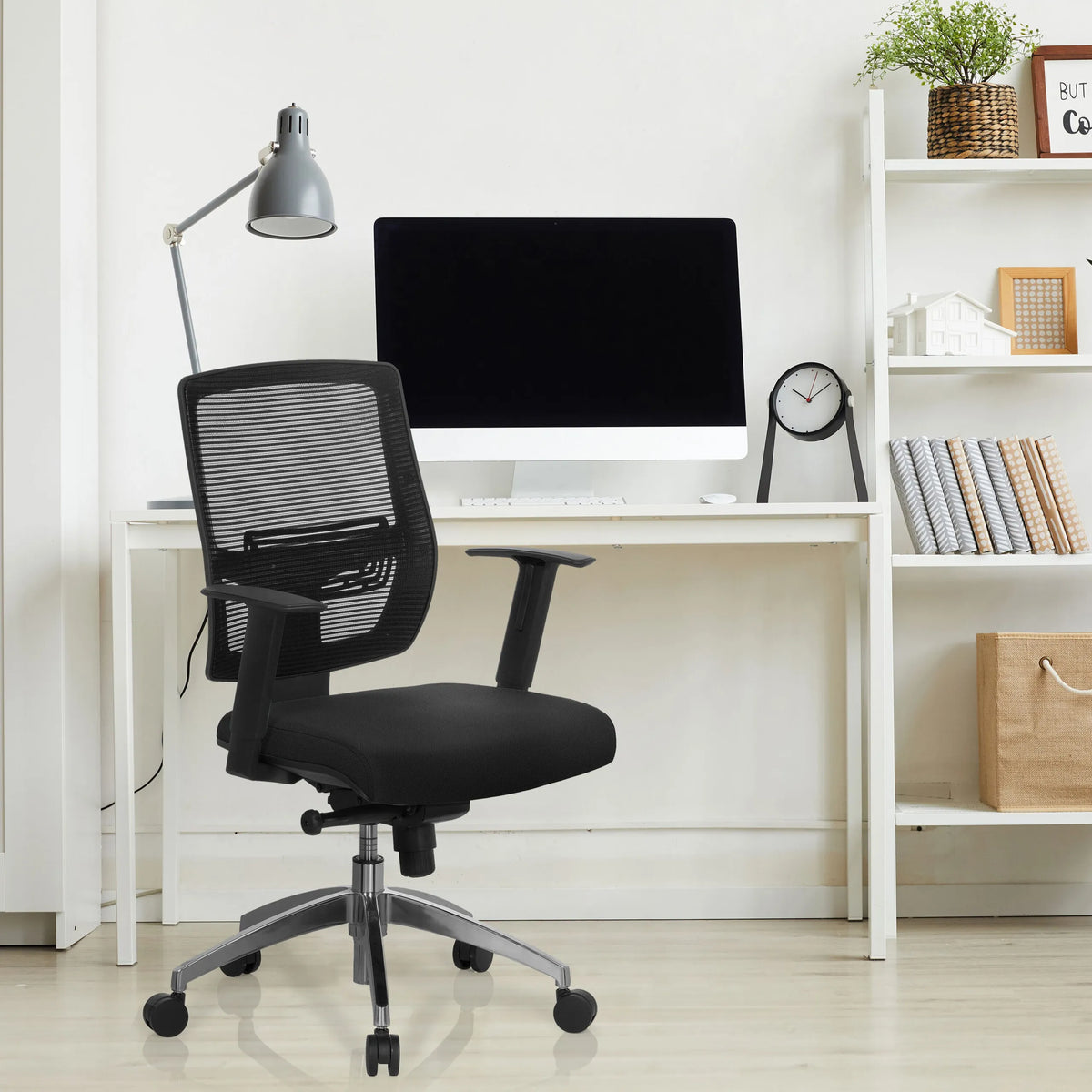 Silla de oficina profesional NET 90 en color negro con respaldo de malla y reposabrazos en un escritorio blanco de hjh OFFICE