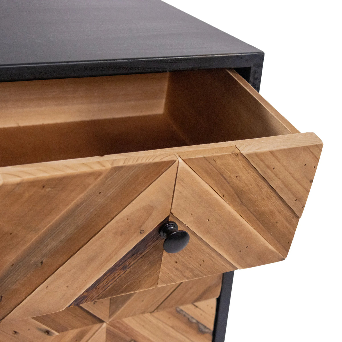 Cajón abierto con frente de madera con efecto espiga del aparador SANTJAGO BLACK SUN L de hjh LIVING
