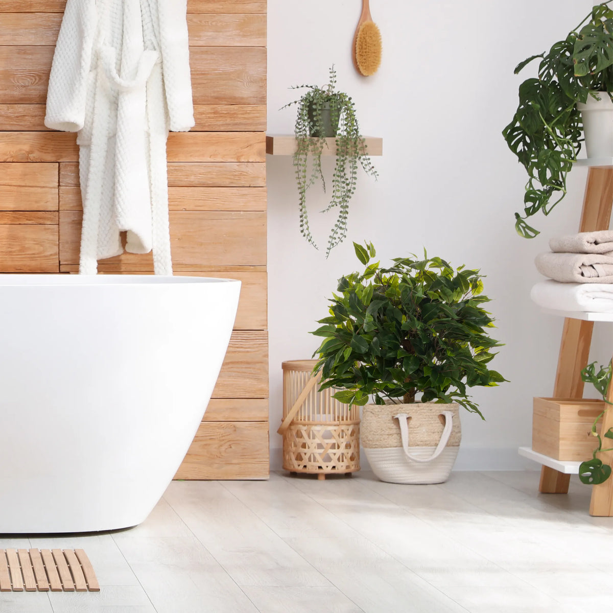 Planta artificial verde FICUS II en una maceta blanca tejida en un cuarto de baño de hjh OFFICE