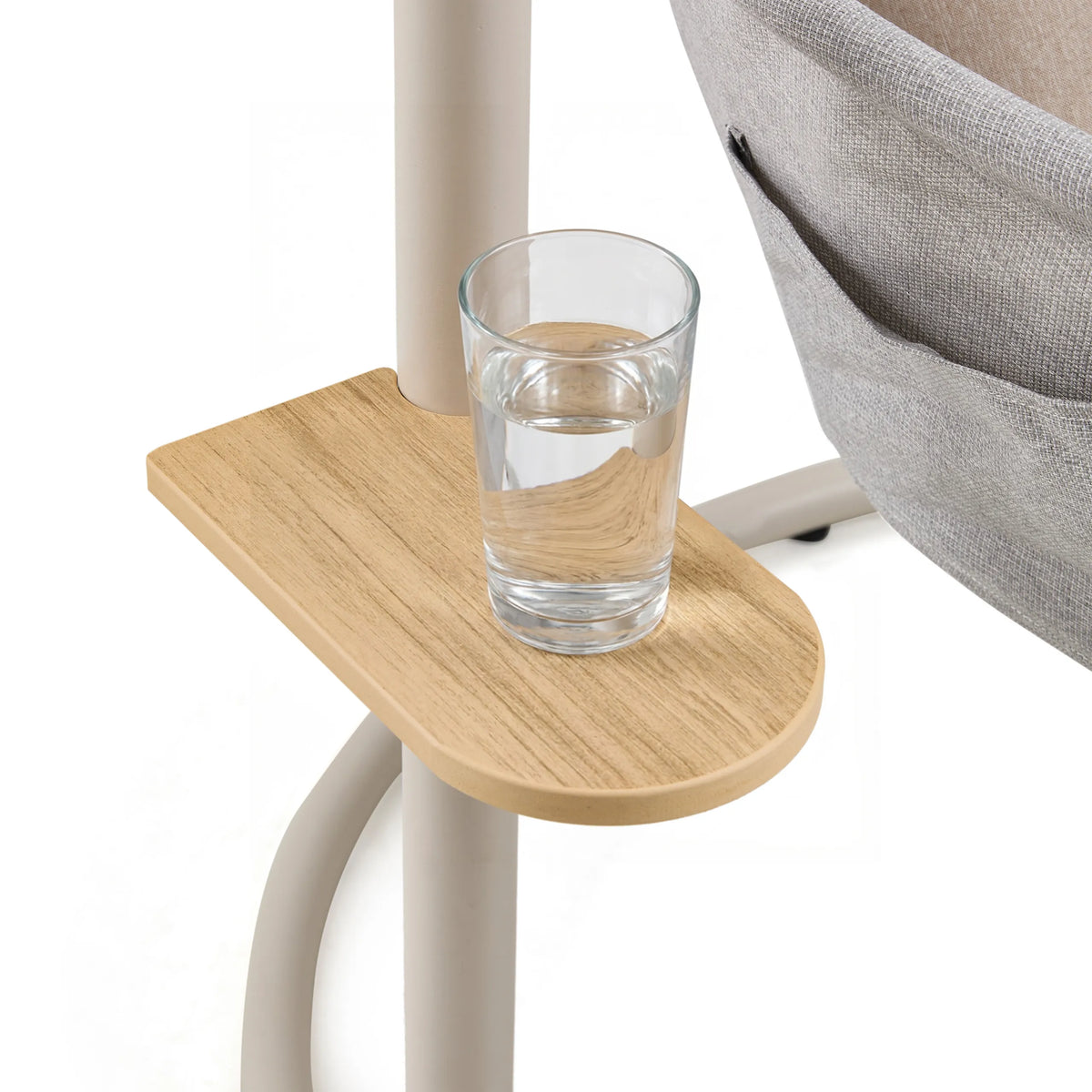 Compartimento de almacenamiento integrado con aspecto de madera y un vaso de agua en la Silla colgante Skylo de hjh LIVING