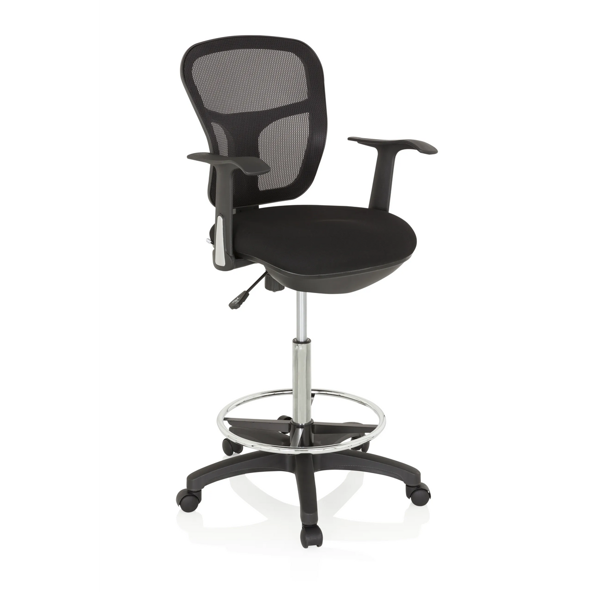 Silla de mostrador TOP WORK 108 negra con respaldo de malla, aro reposapiés y base de cinco ruedas de hjh OFFICE – vista de 360° (vista frontal en diagonal 40°)