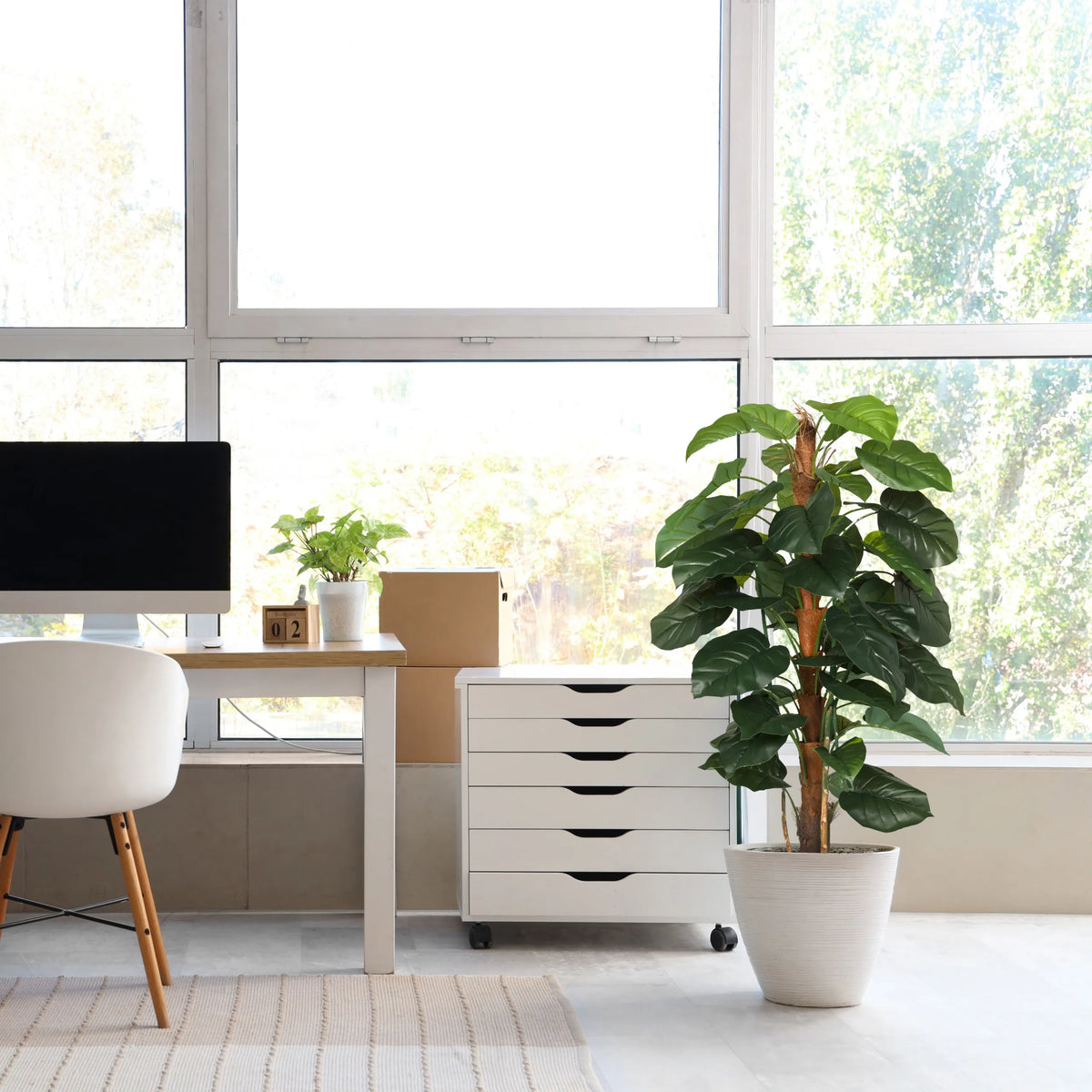 Planta artificial EPIPREMNUM en verde con maceta blanca en una habitación luminosa de hjh OFFICE