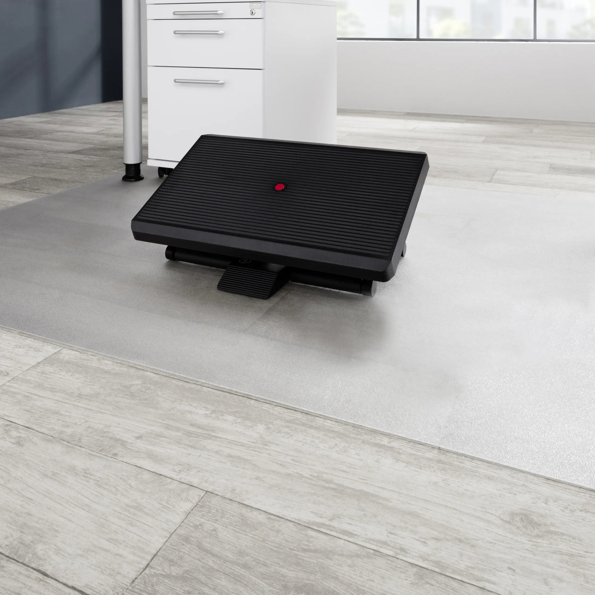 Reposapiés PIEDINO STRIPE PRO negro con superficie acanalada y botón rojo de hjh OFFICE