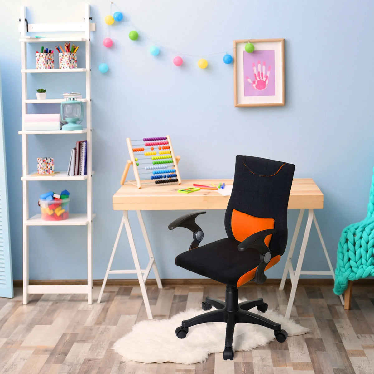Silla giratoria para niños KIDDY PRO AL en color negro-naranja con reposabrazos y ruedas de hjh OFFICE
