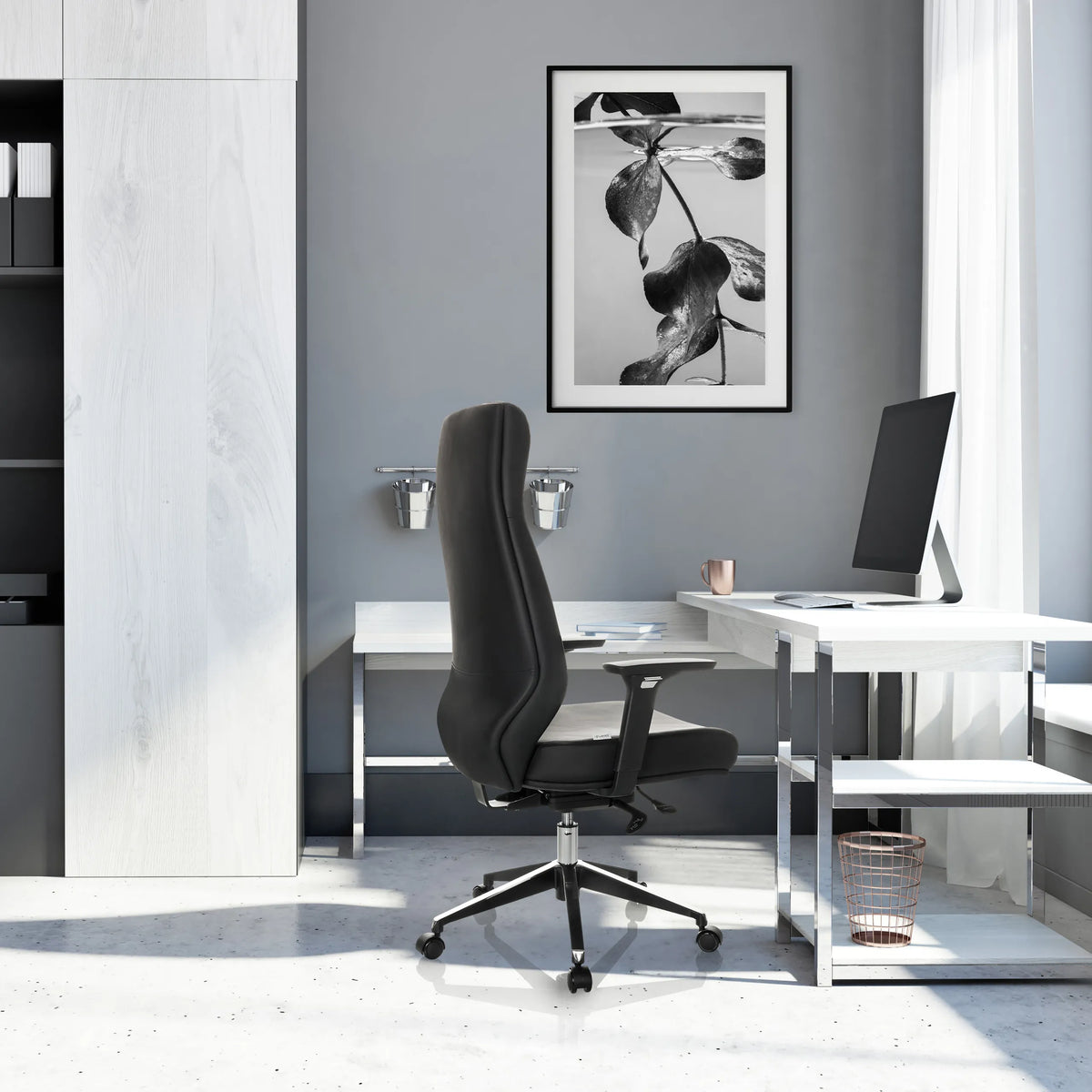 Sillón de oficina profesional VITORO ECO en negro con respaldo alto y base de estrella frente a un escritorio blanco de hjh OFFICE