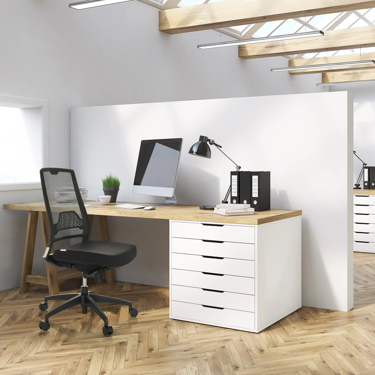 Silla de oficina profesional PORTO ECO I en negro con respaldo de malla en un escritorio de hjh OFFICE