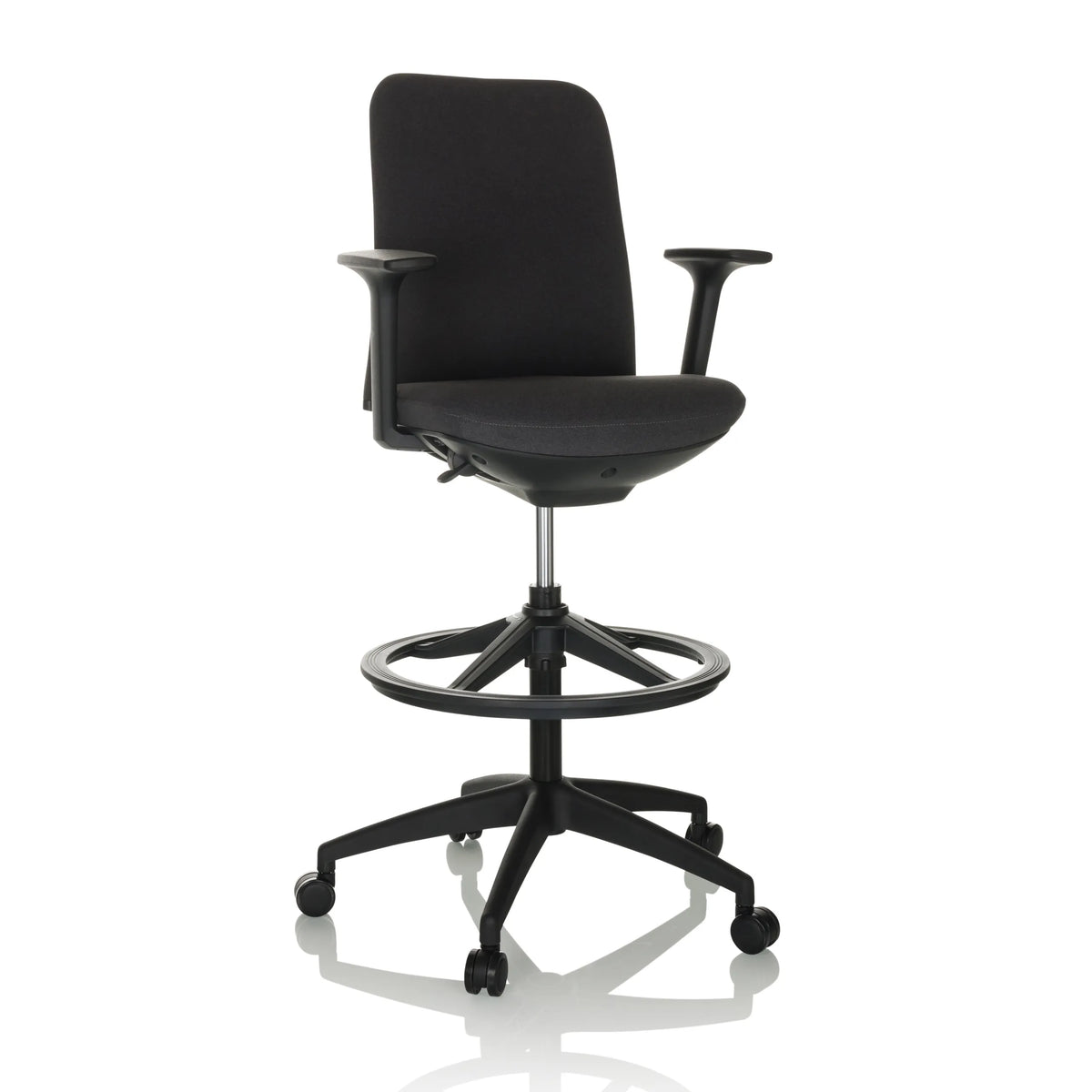 Silla de mostrador NESTORA WORK negra con reposabrazos, aro reposapiés y base de cinco ruedas de hjh OFFICE – vista de 360° (vista frontal 15°)