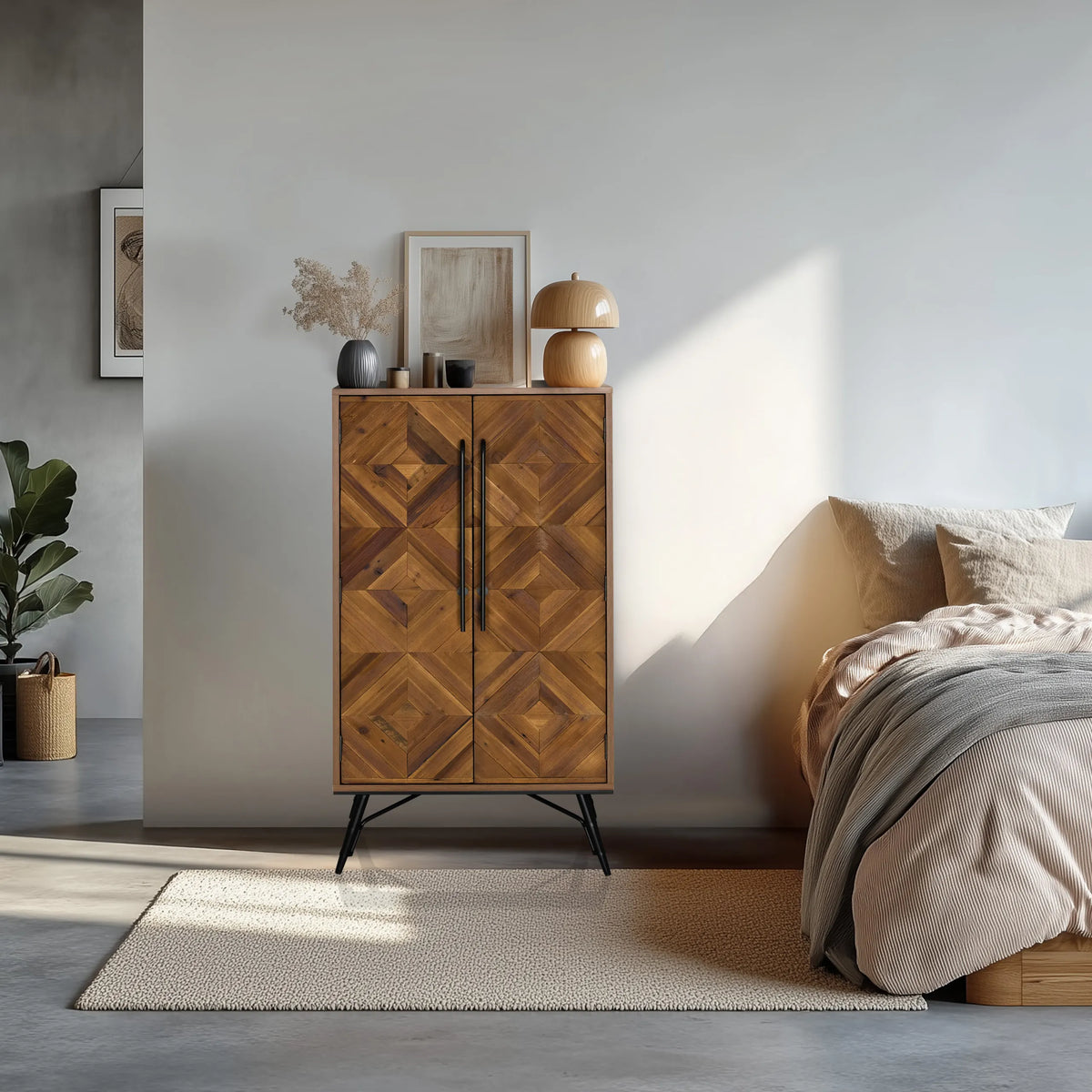 Cómoda SANTJAGO WOOD HIGH en madera marrón oscuro con patrón geométrico y patas de metal negras de hjh LIVING