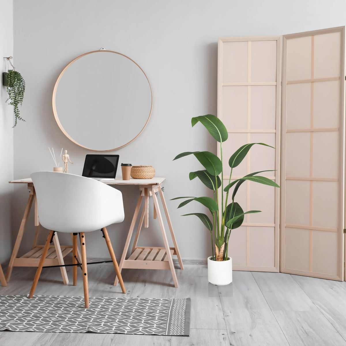 Planta artificial verde STRELITZIA en una maceta blanca en una habitación luminosa de hjh OFFICE