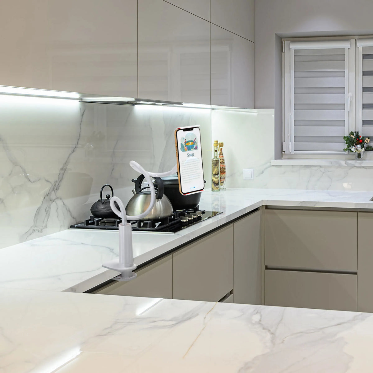 Soporte para teléfono móvil y tableta FLEXMOBI I blanco con brazo de cuello de cisne flexible en una encimera de cocina de hjh OFFICE