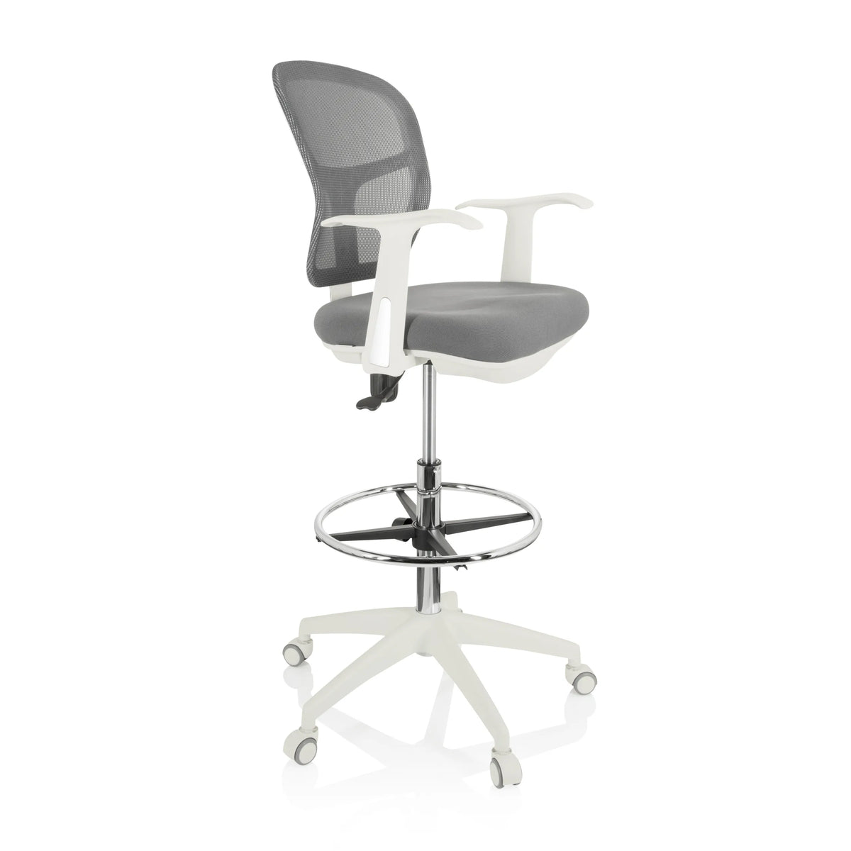 Silla de mostrador TOP WORK 108 W gris con respaldo de malla, aro reposapiés y base blanca de cinco ruedas de hjh OFFICE – vista de 360° (vista frontal en diagonal 60°)