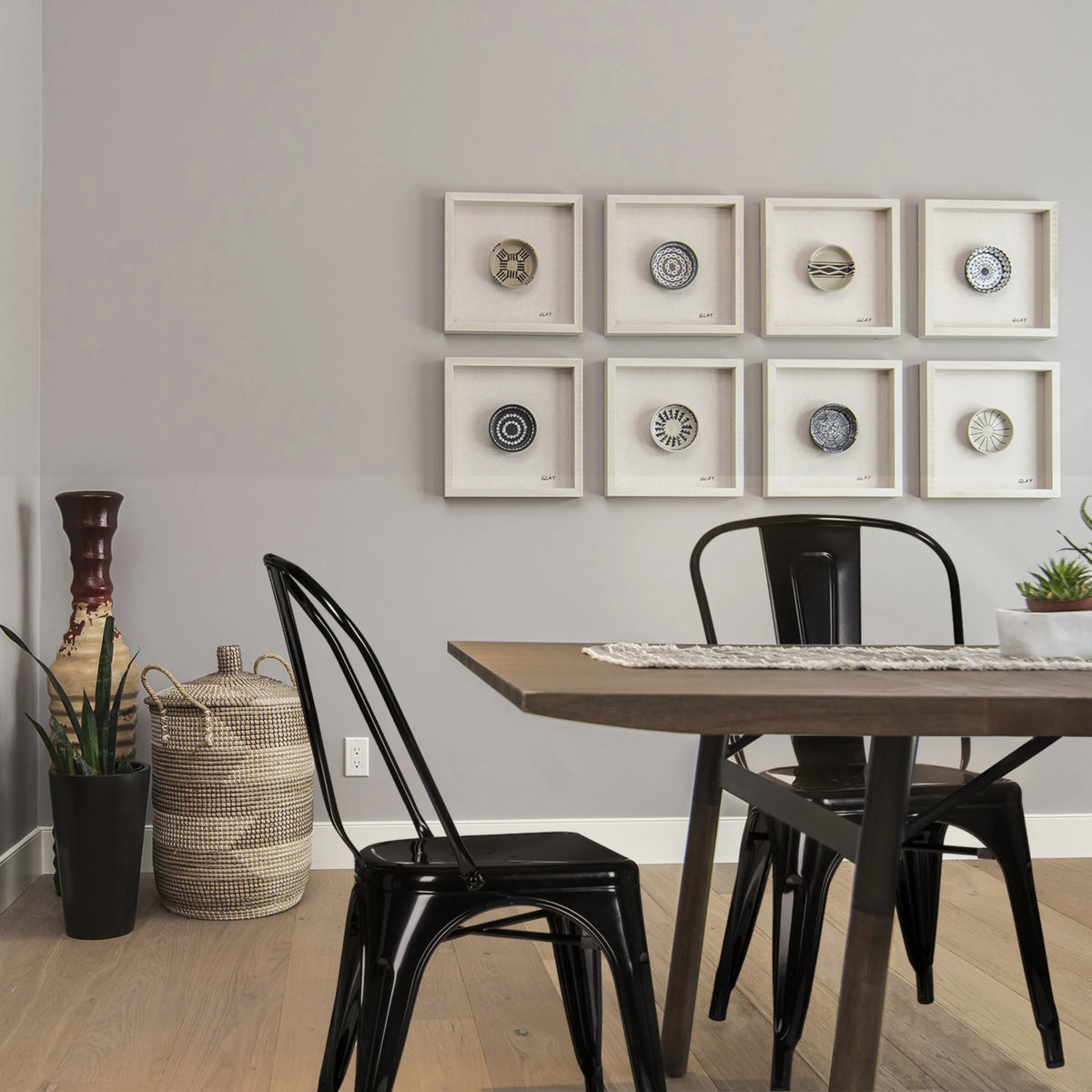 Sillas de comedor VANTAGGIO COMFORT de metal negras en una mesa de madera de hjh OFFICE
